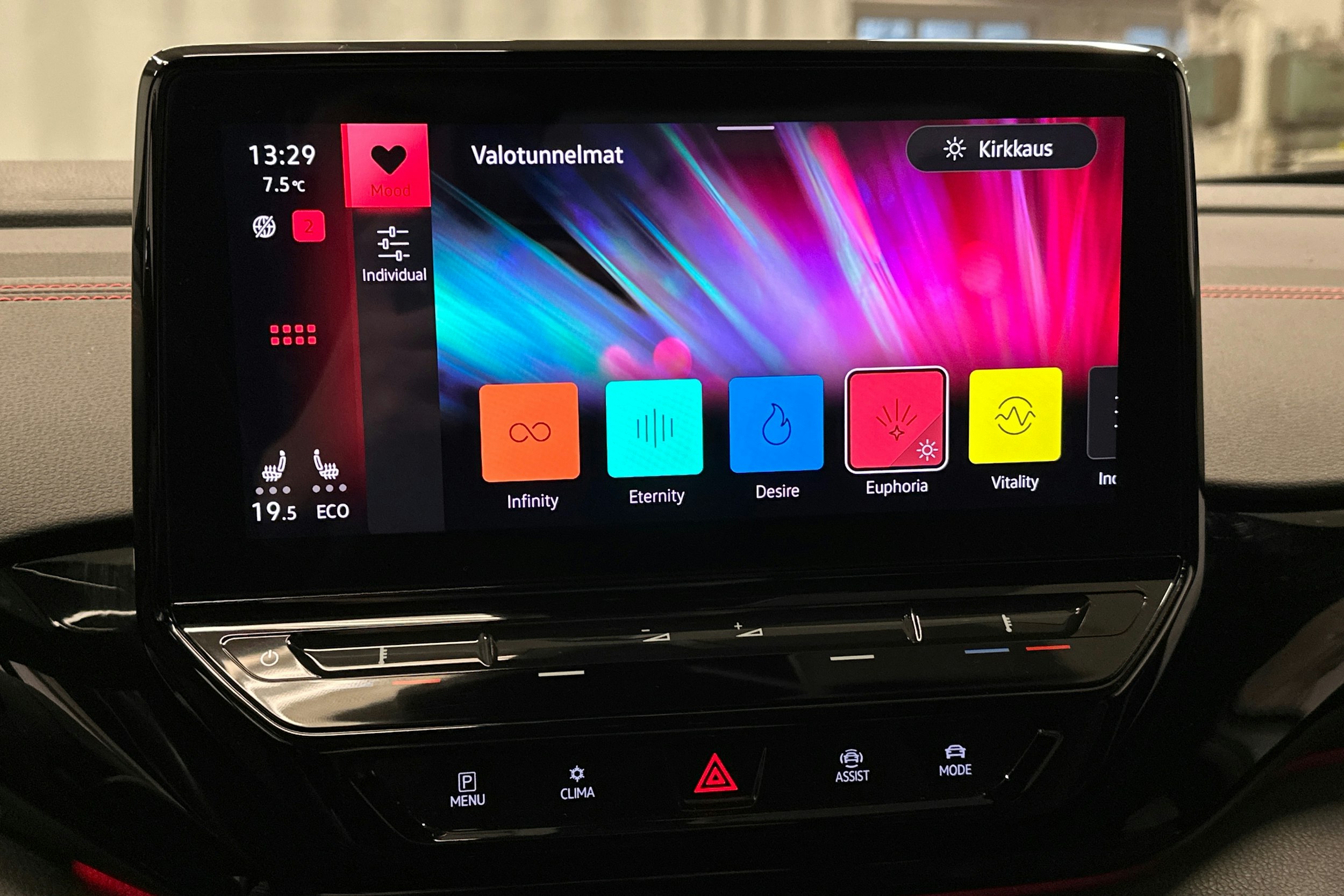 valkoinen Volkswagen ID.4 2023 kuva 24.