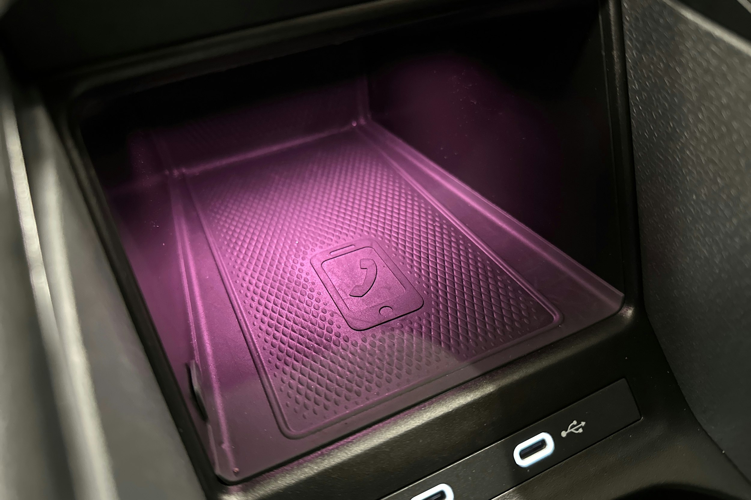 valkoinen Volkswagen ID.4 2023 kuva 29.