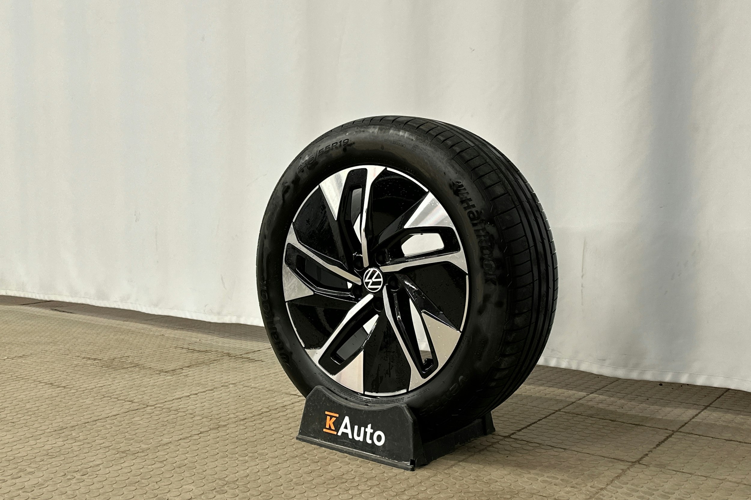 valkoinen Volkswagen ID.4 2022 kuva 13.