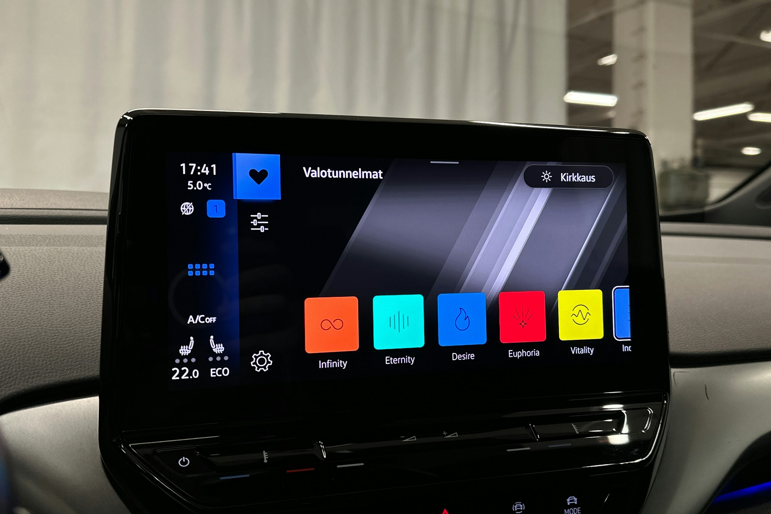 valkoinen Volkswagen ID.4 2022 kuva 17.