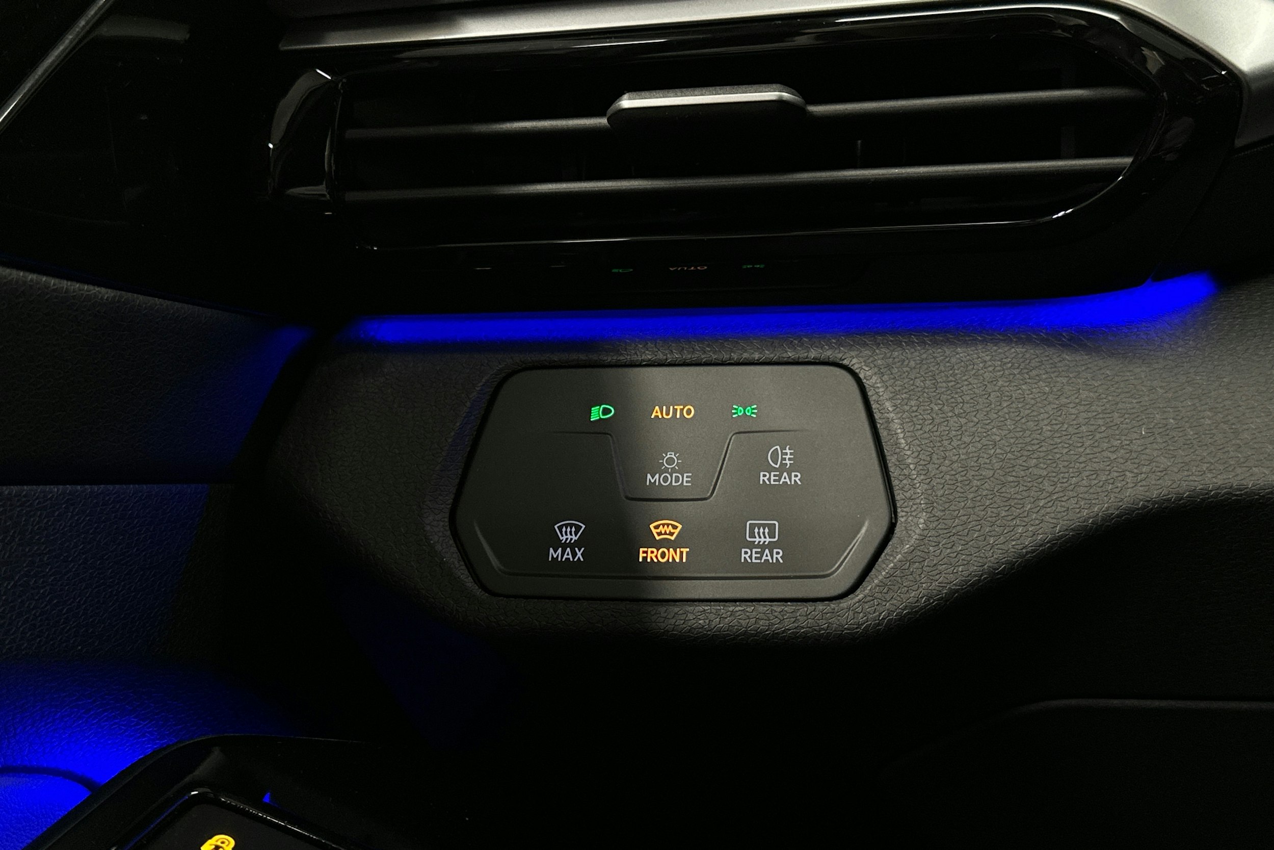 valkoinen Volkswagen ID.4 2022 kuva 24.