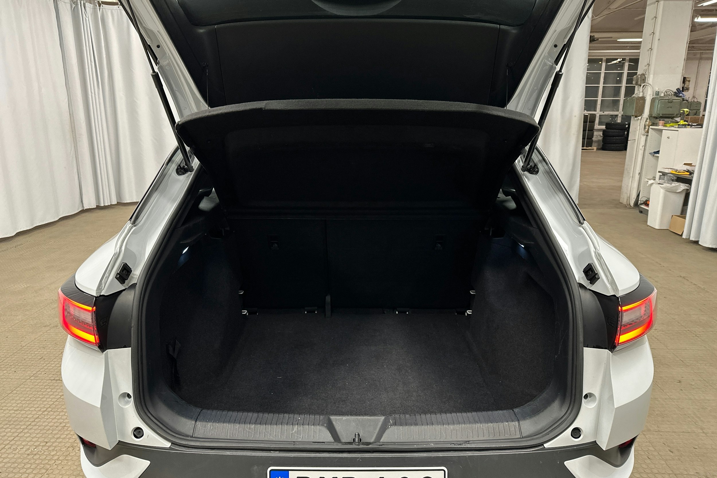 valkoinen Volkswagen ID.4 2022 kuva 26.