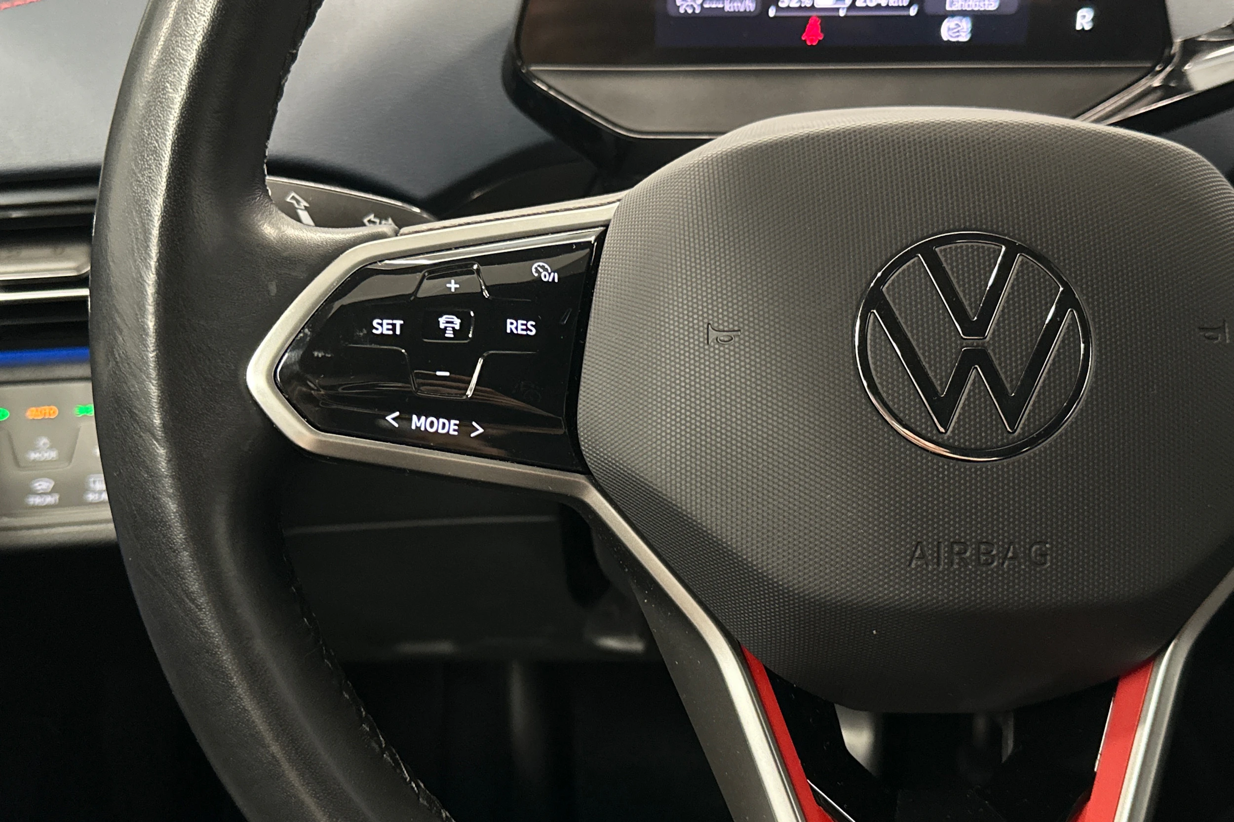 valkoinen Volkswagen ID.4 2022 kuva 11.