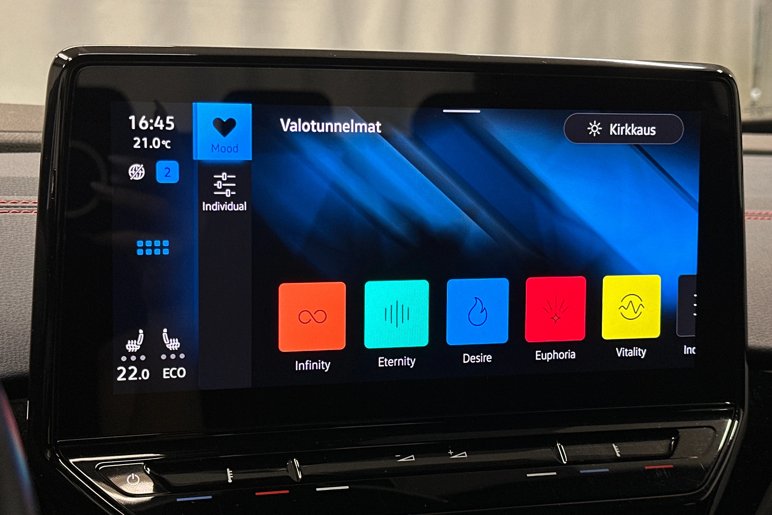 valkoinen Volkswagen ID.4 2022 kuva 26.