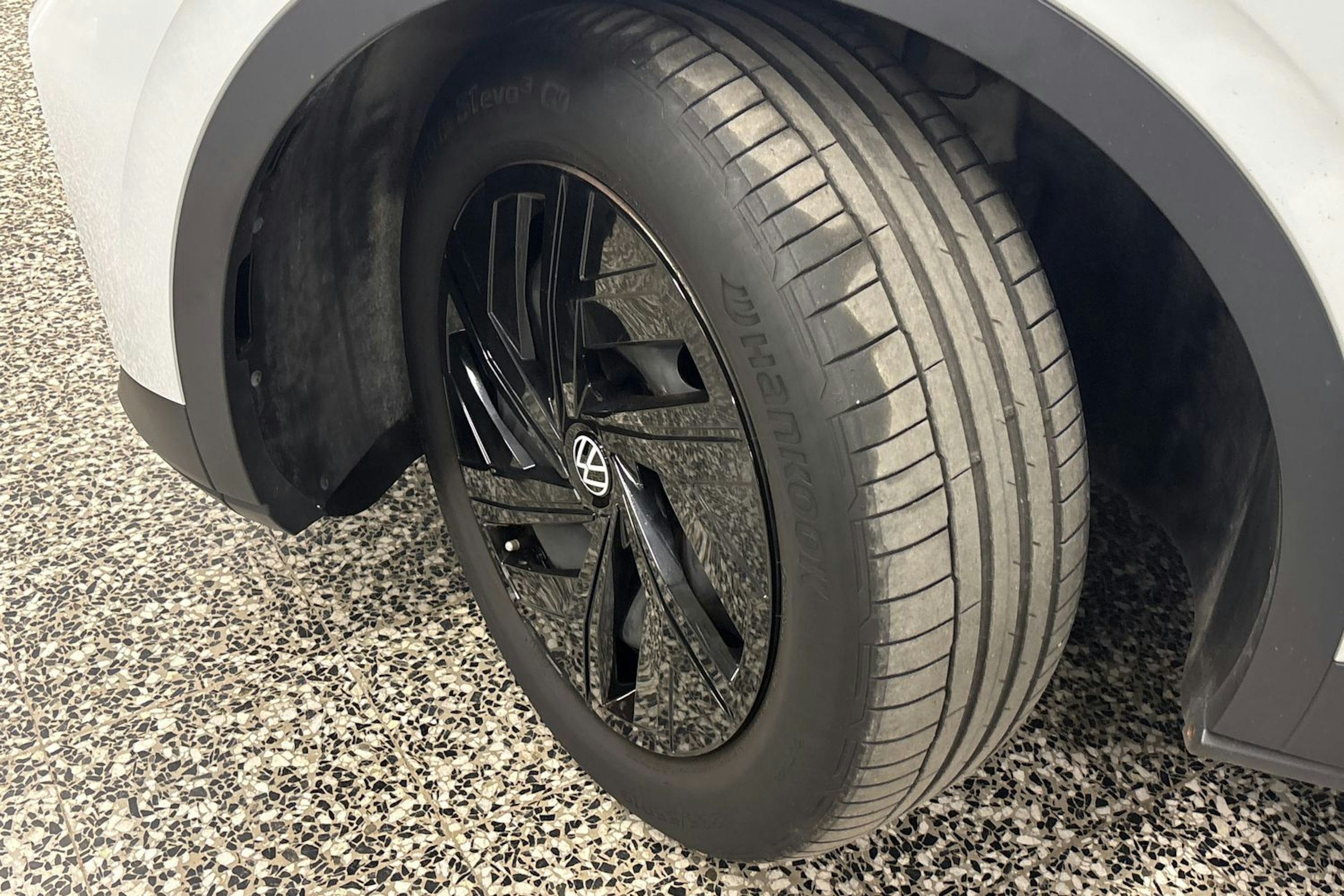 valkoinen Volkswagen ID.4 2022 kuva 13.