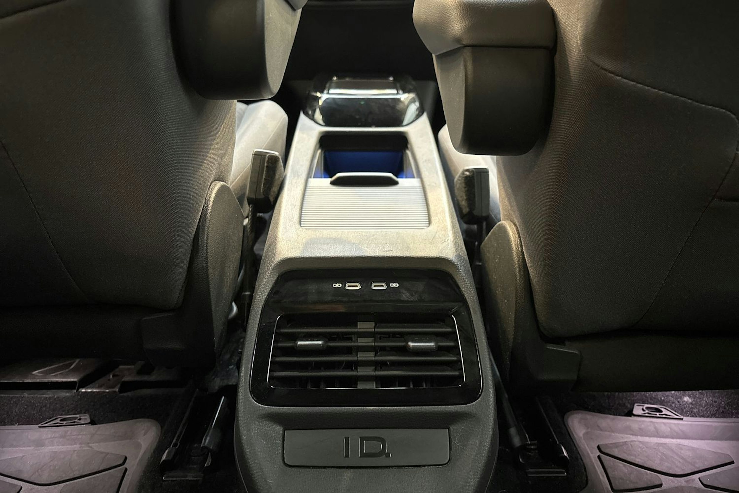 harmaa Volkswagen ID.4 2022 kuva 19.