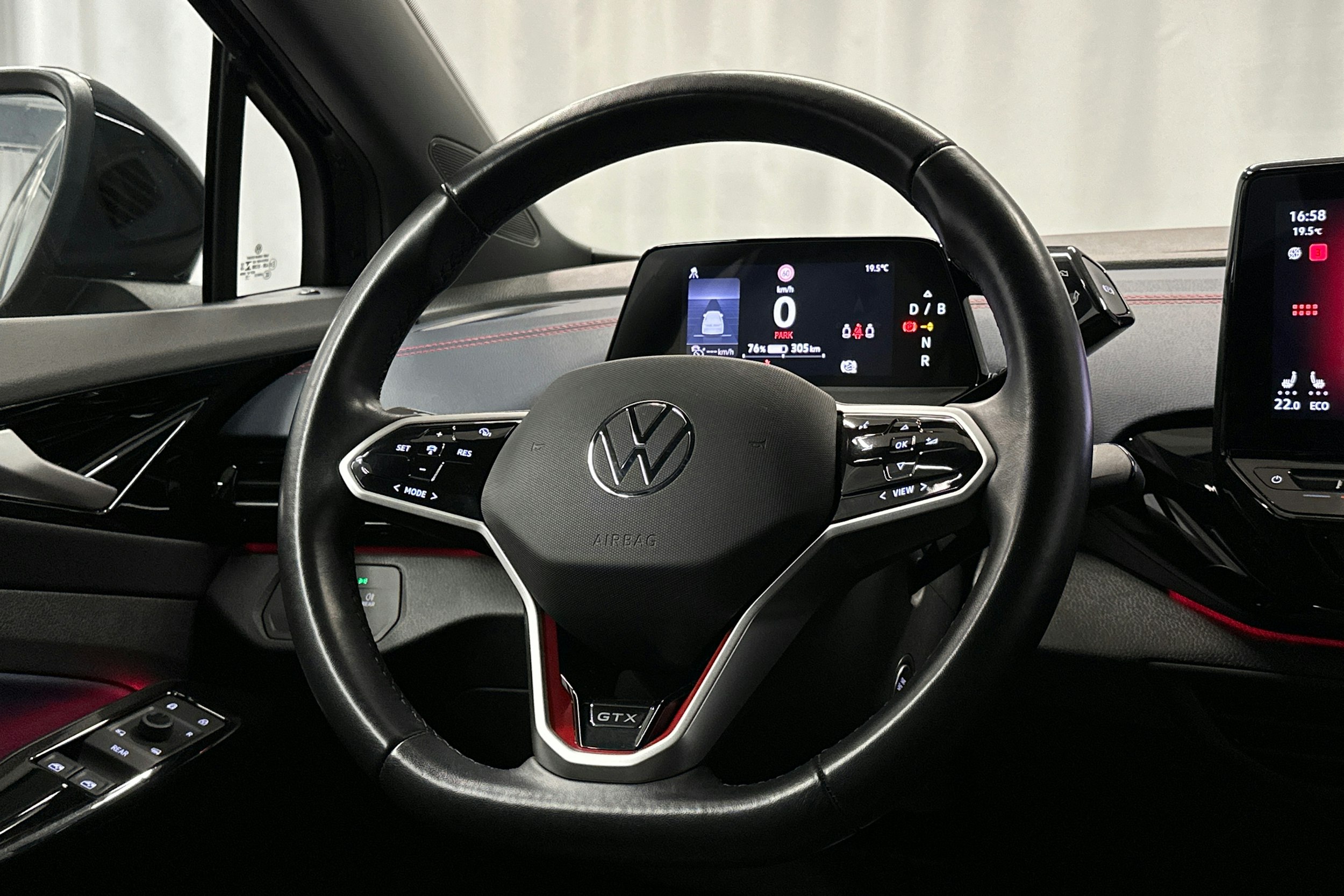 musta Volkswagen ID.4 2022 kuva 16.