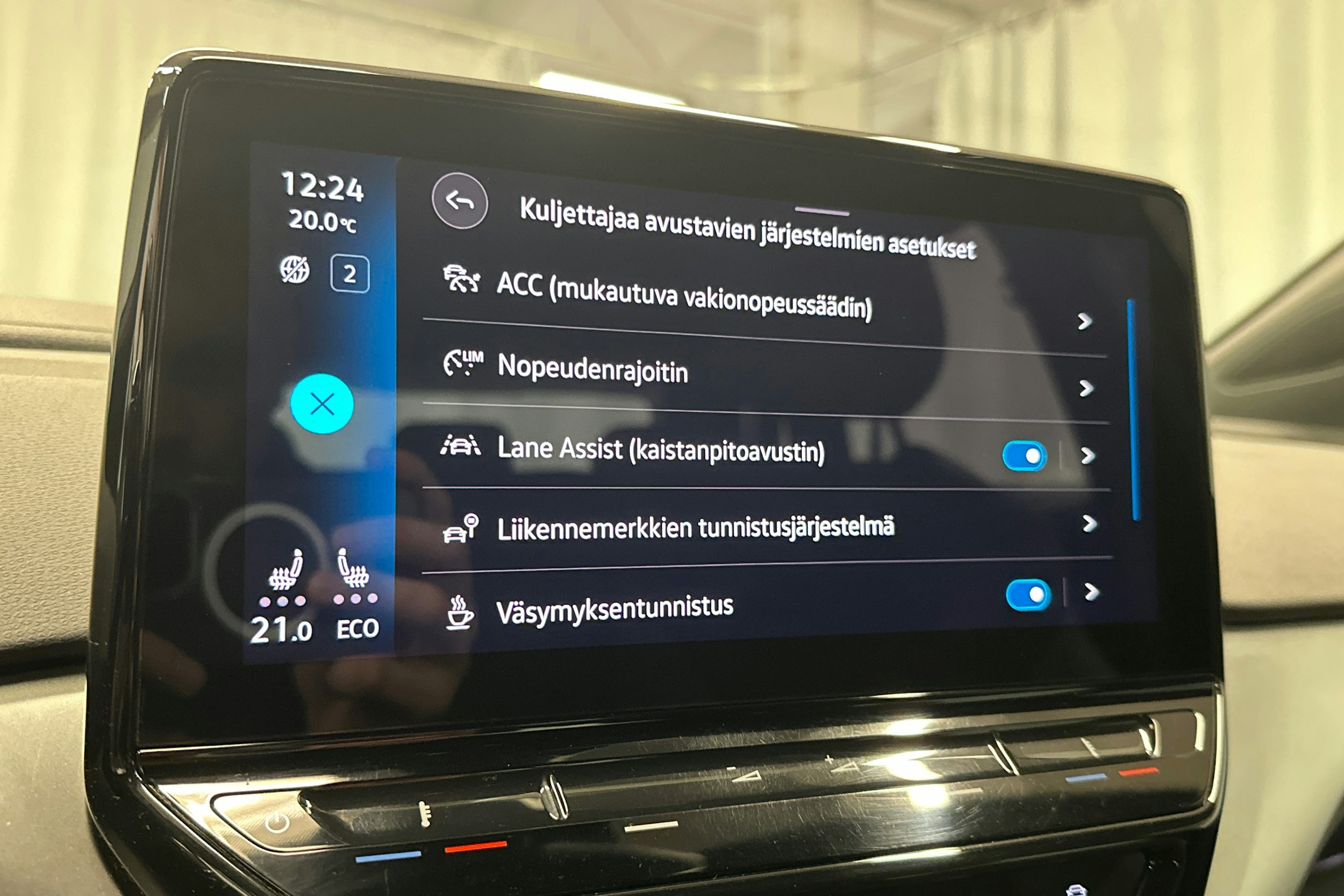 sininen Volkswagen ID.4 2022 kuva 23.