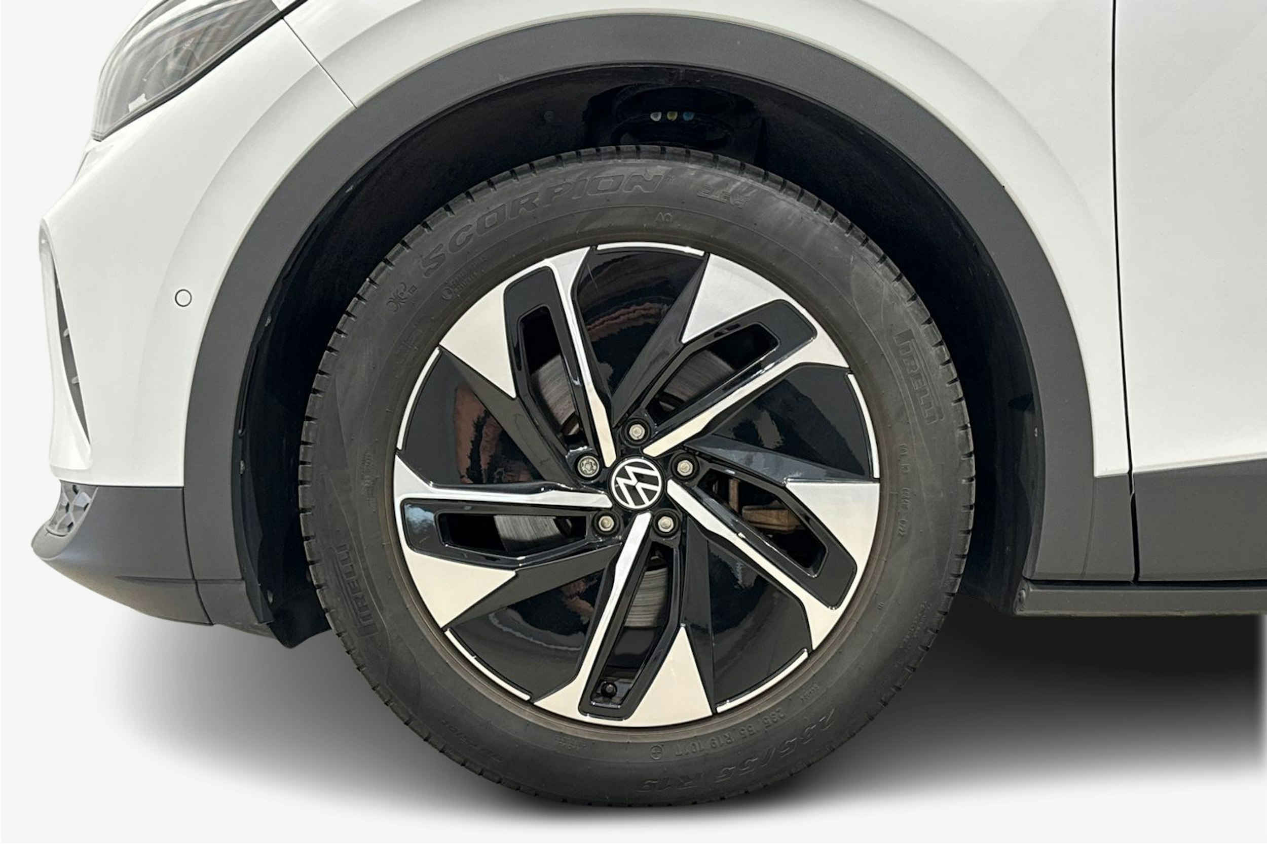 valkoinen Volkswagen ID.4 2022 kuva 11.