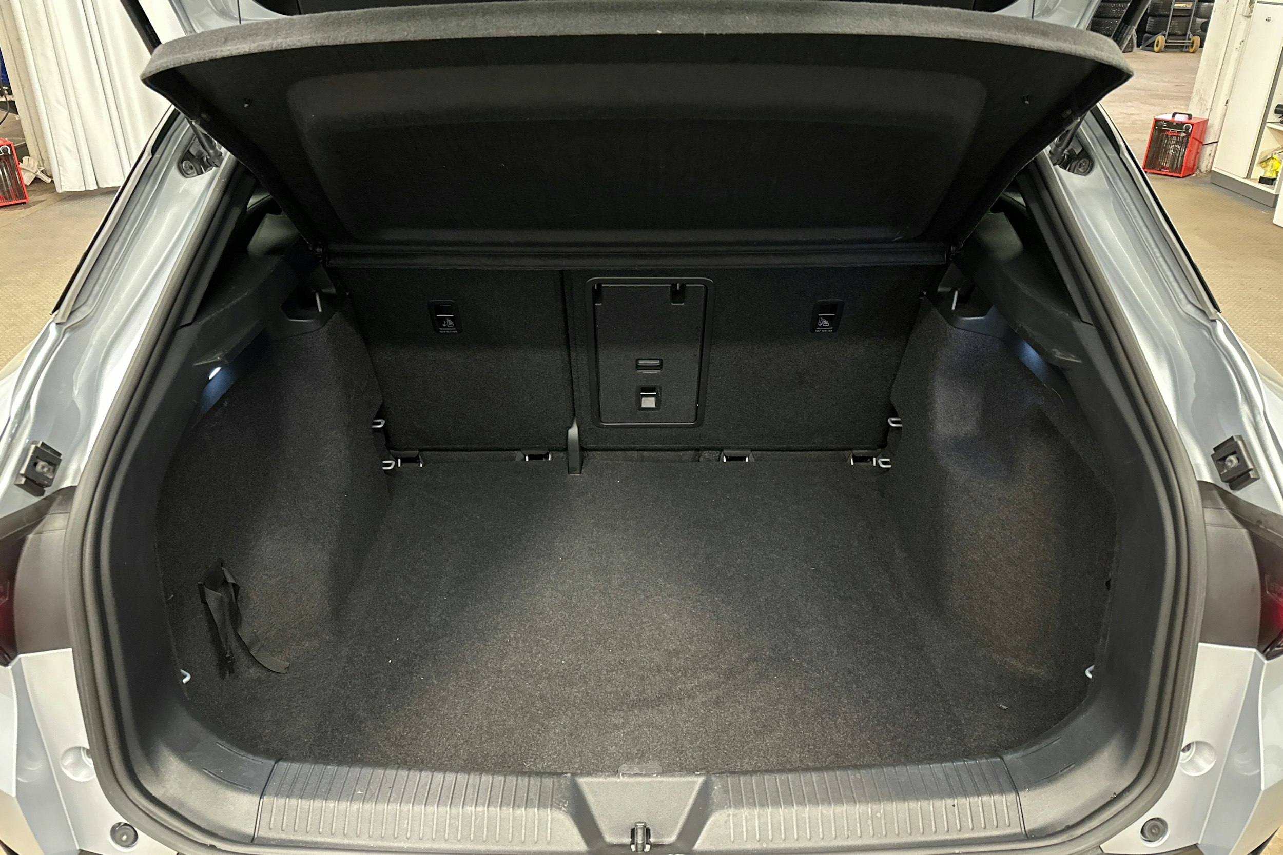 hopea Volkswagen ID.4 2023 kuva 11.