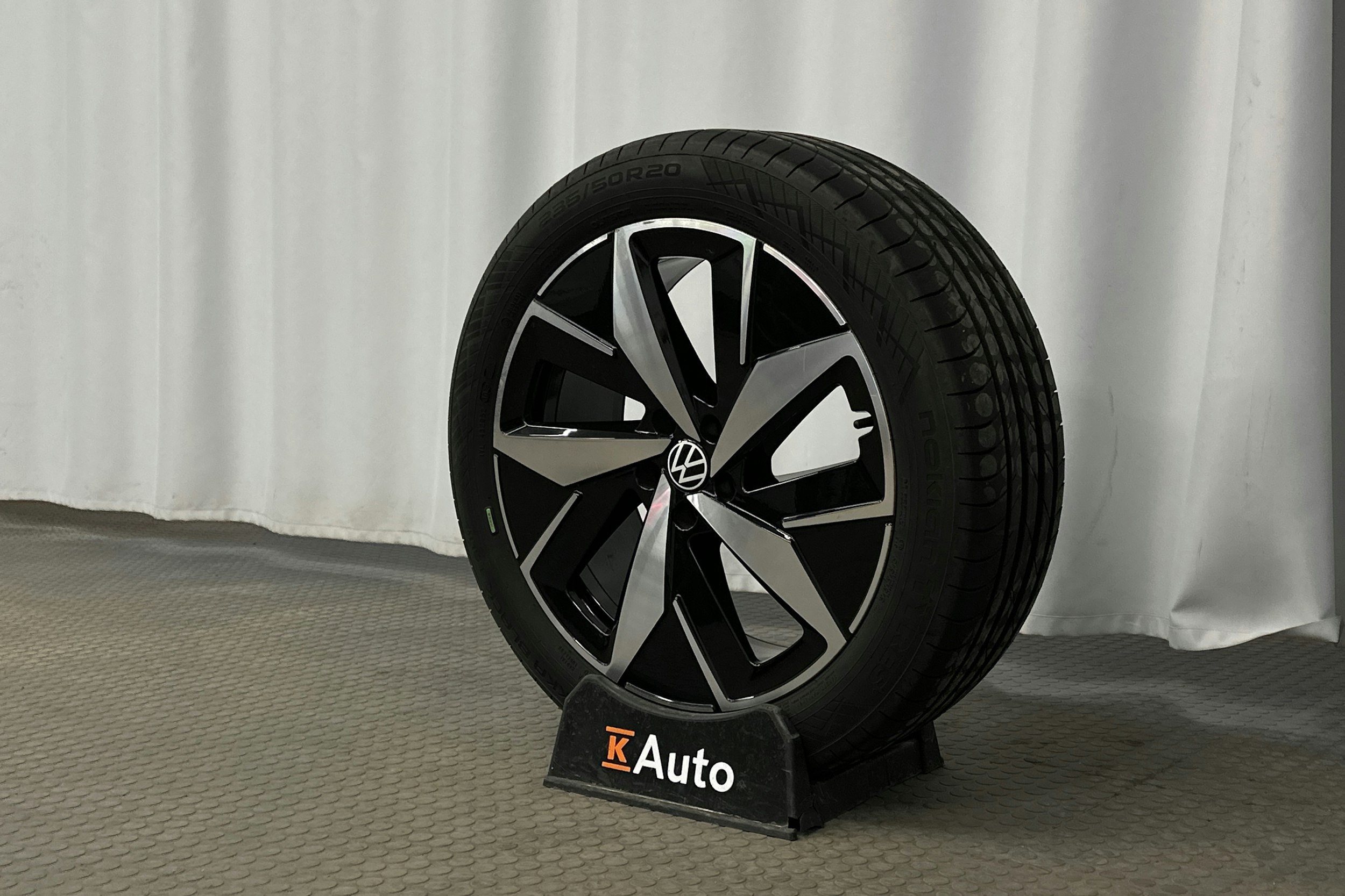 valkoinen Volkswagen ID.4 2022 kuva 10.