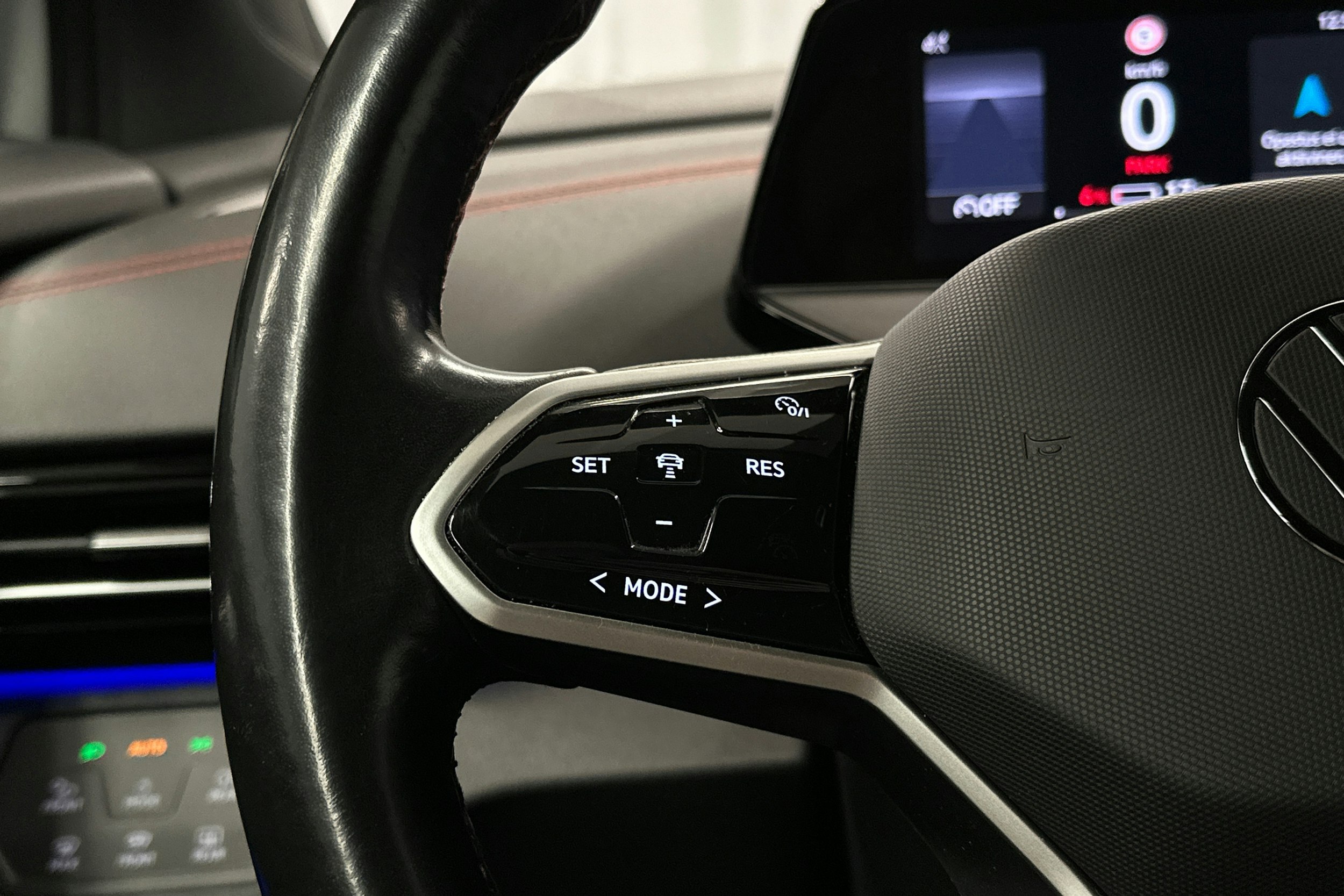 valkoinen Volkswagen ID.4 2022 kuva 11.