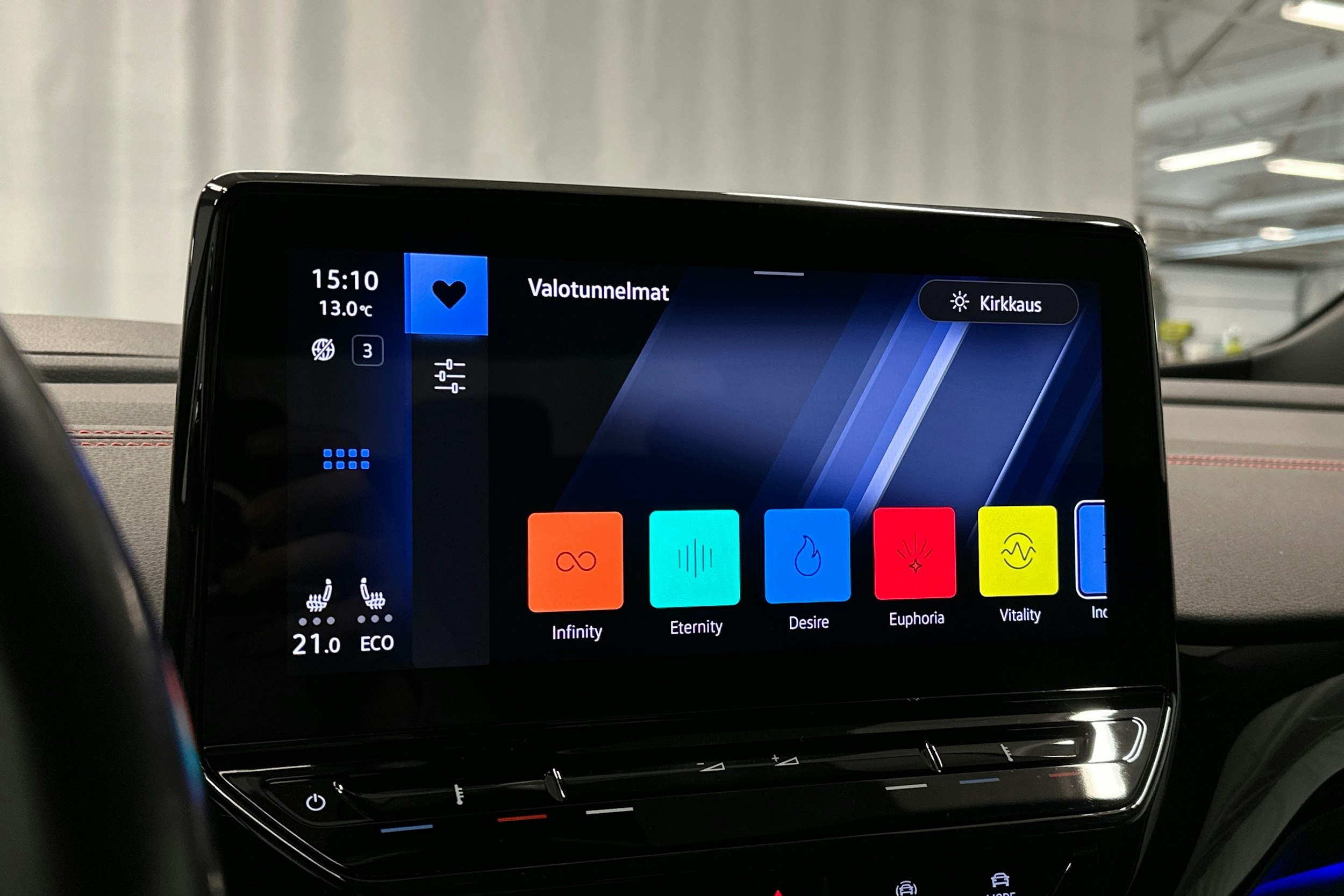 valkoinen Volkswagen ID.4 2022 kuva 17.