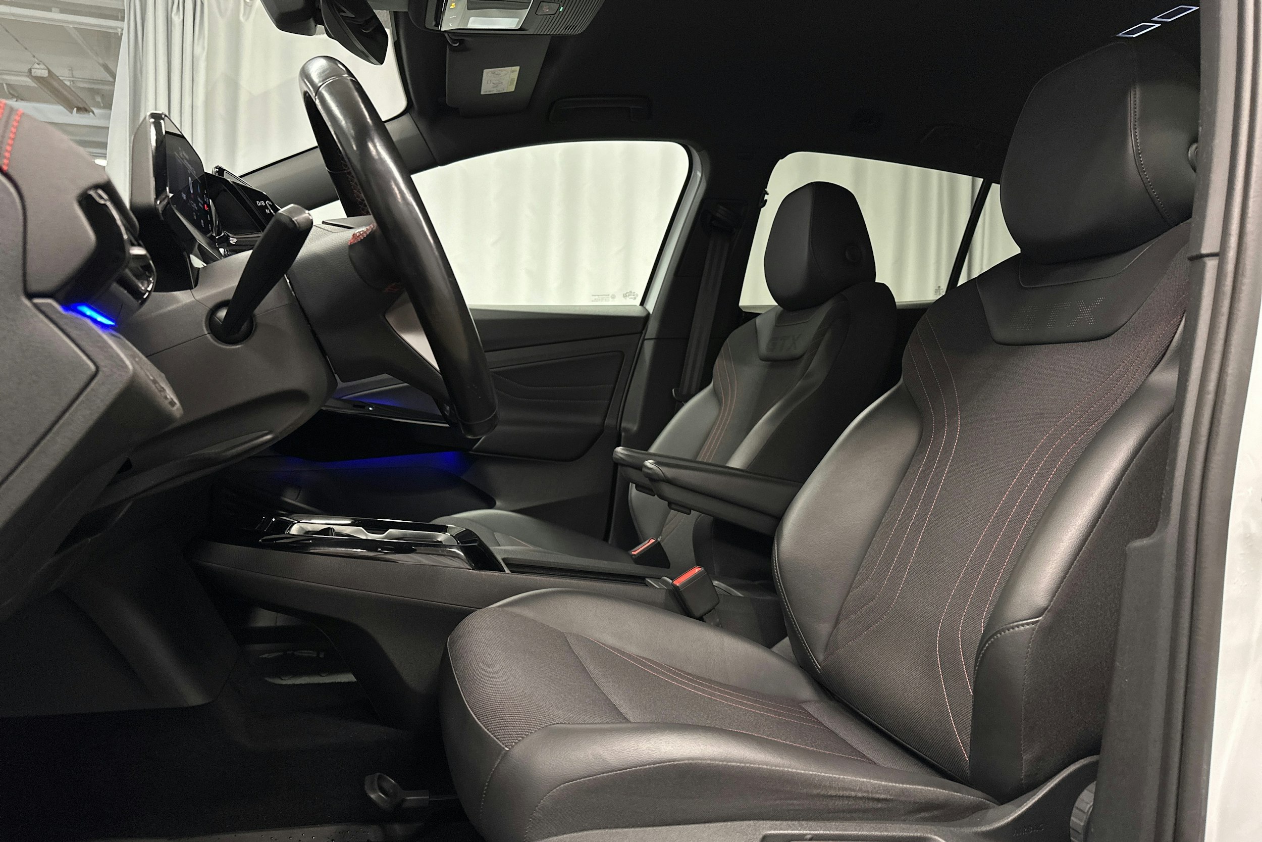 valkoinen Volkswagen ID.4 2022 kuva 21.