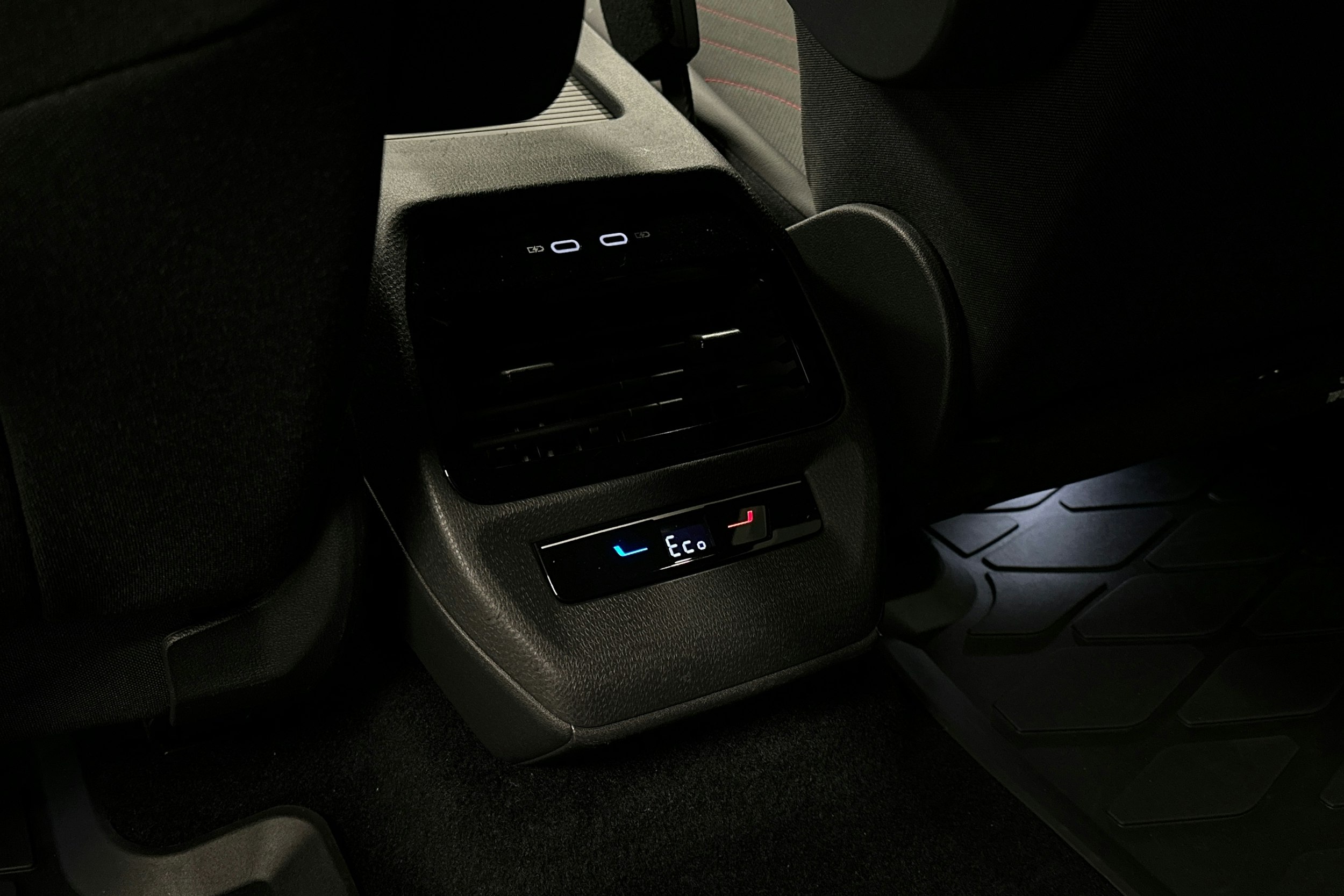 valkoinen Volkswagen ID.4 2022 kuva 22.