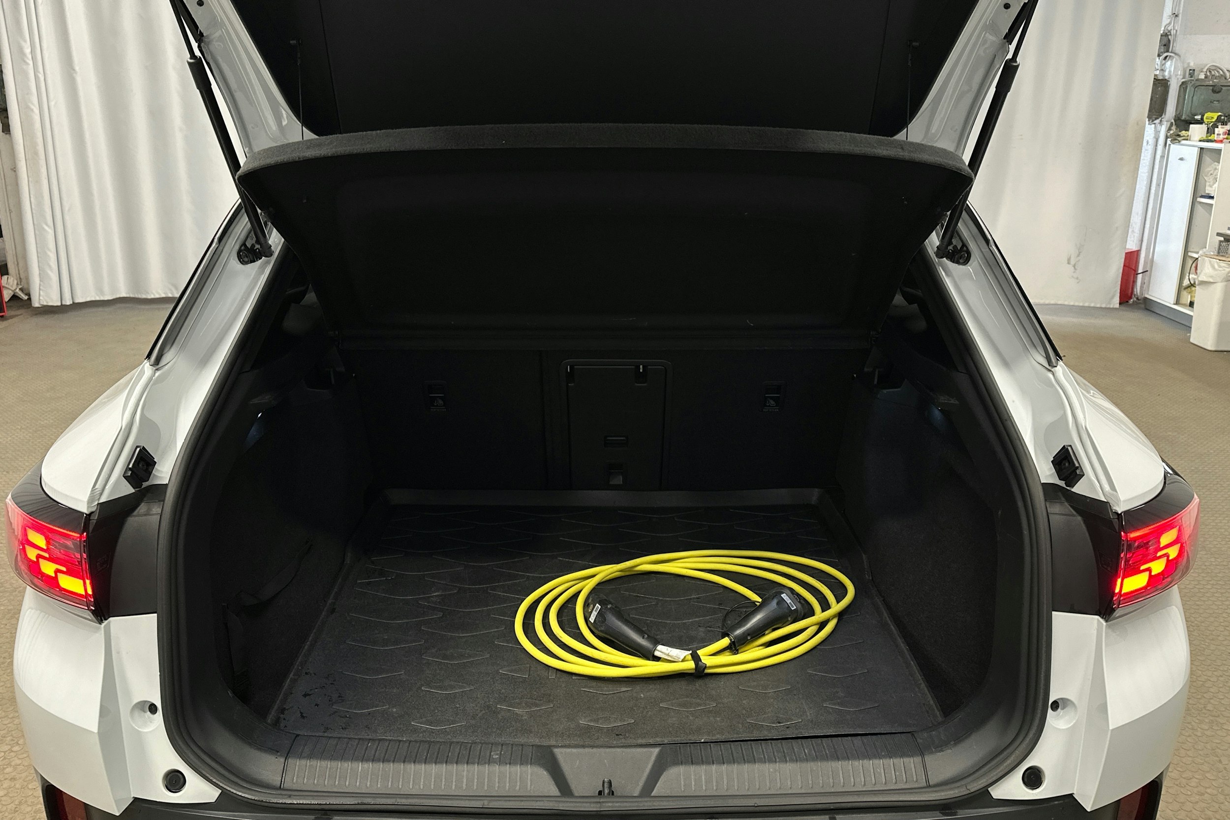 valkoinen Volkswagen ID.4 2022 kuva 23.