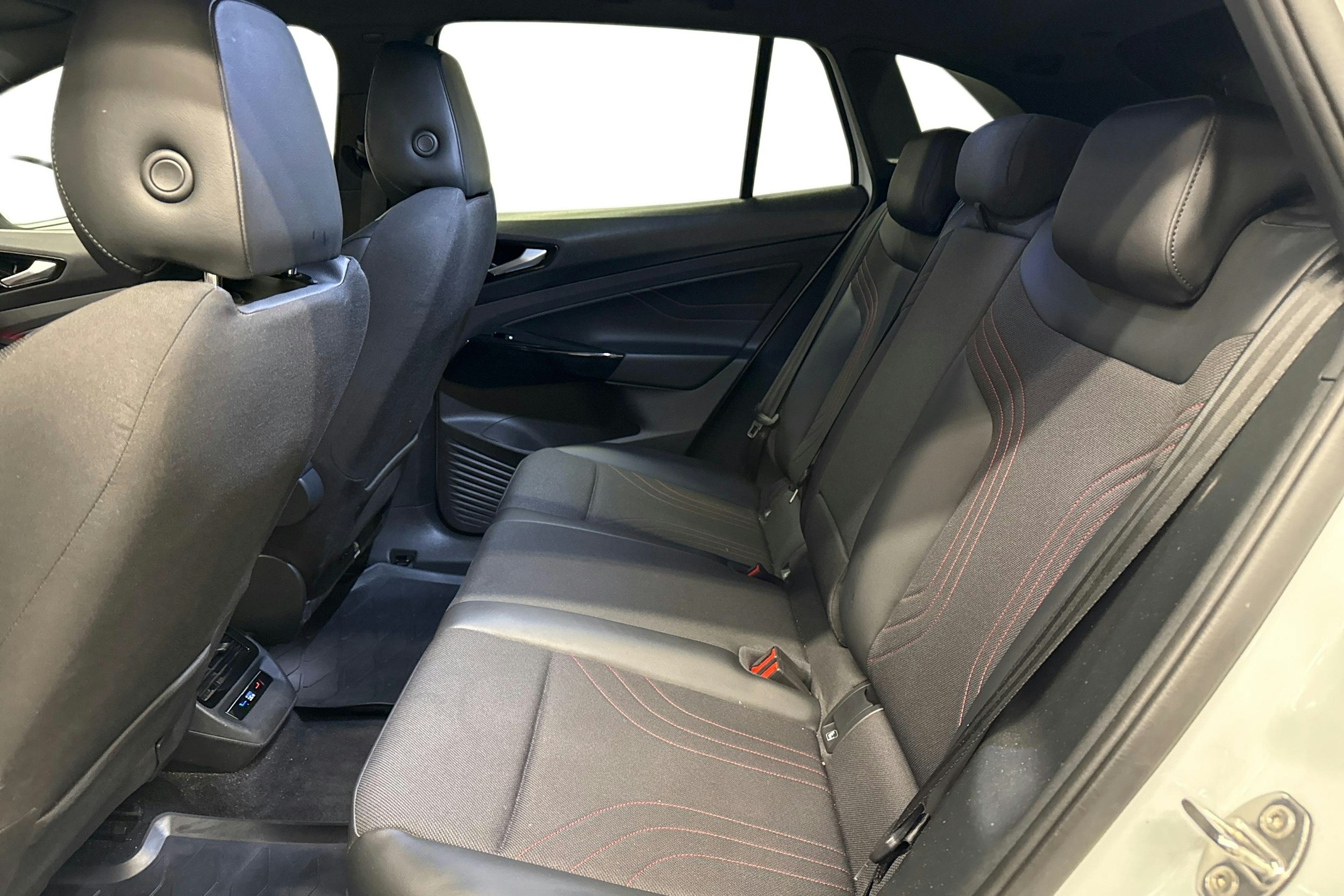 valkoinen Volkswagen ID.4 2023 kuva 8.