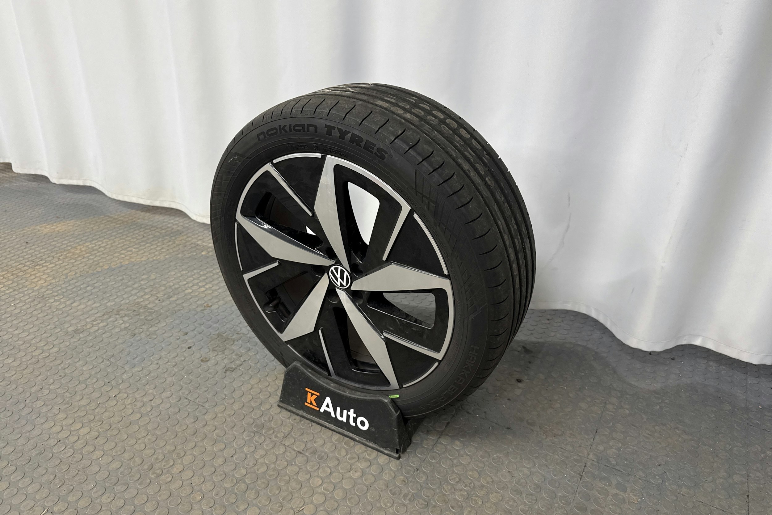 valkoinen Volkswagen ID.4 2023 kuva 10.