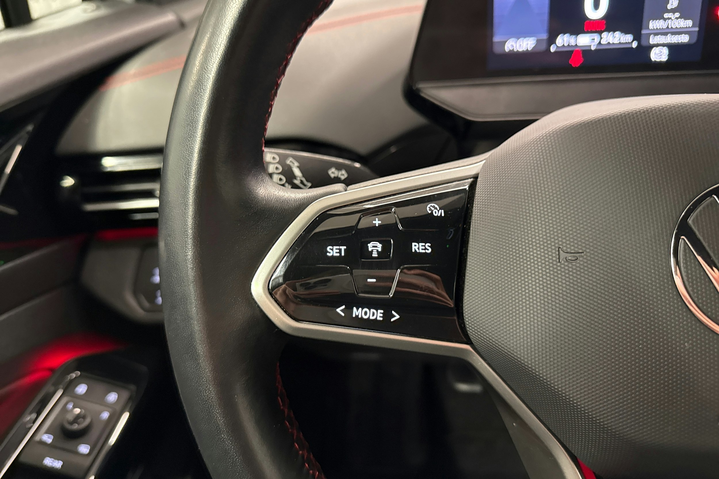 valkoinen Volkswagen ID.4 2023 kuva 12.