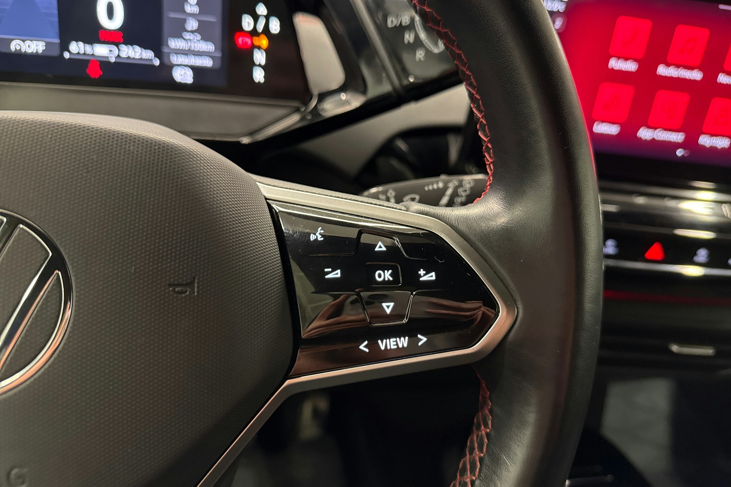 valkoinen Volkswagen ID.4 2023 kuva 13.