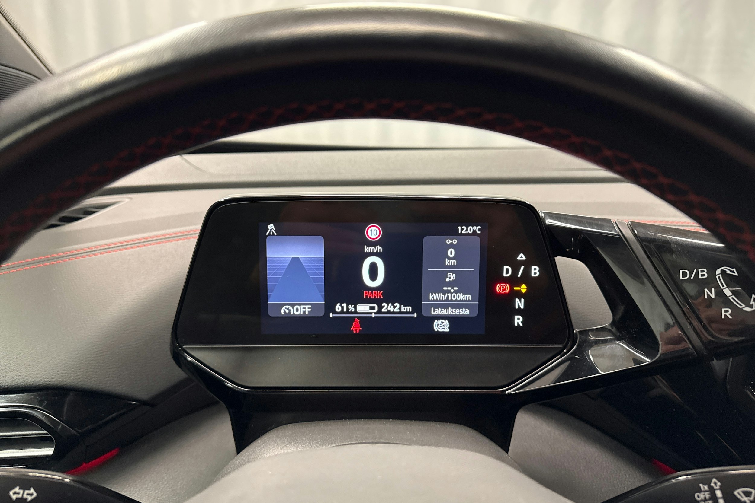 valkoinen Volkswagen ID.4 2023 kuva 14.