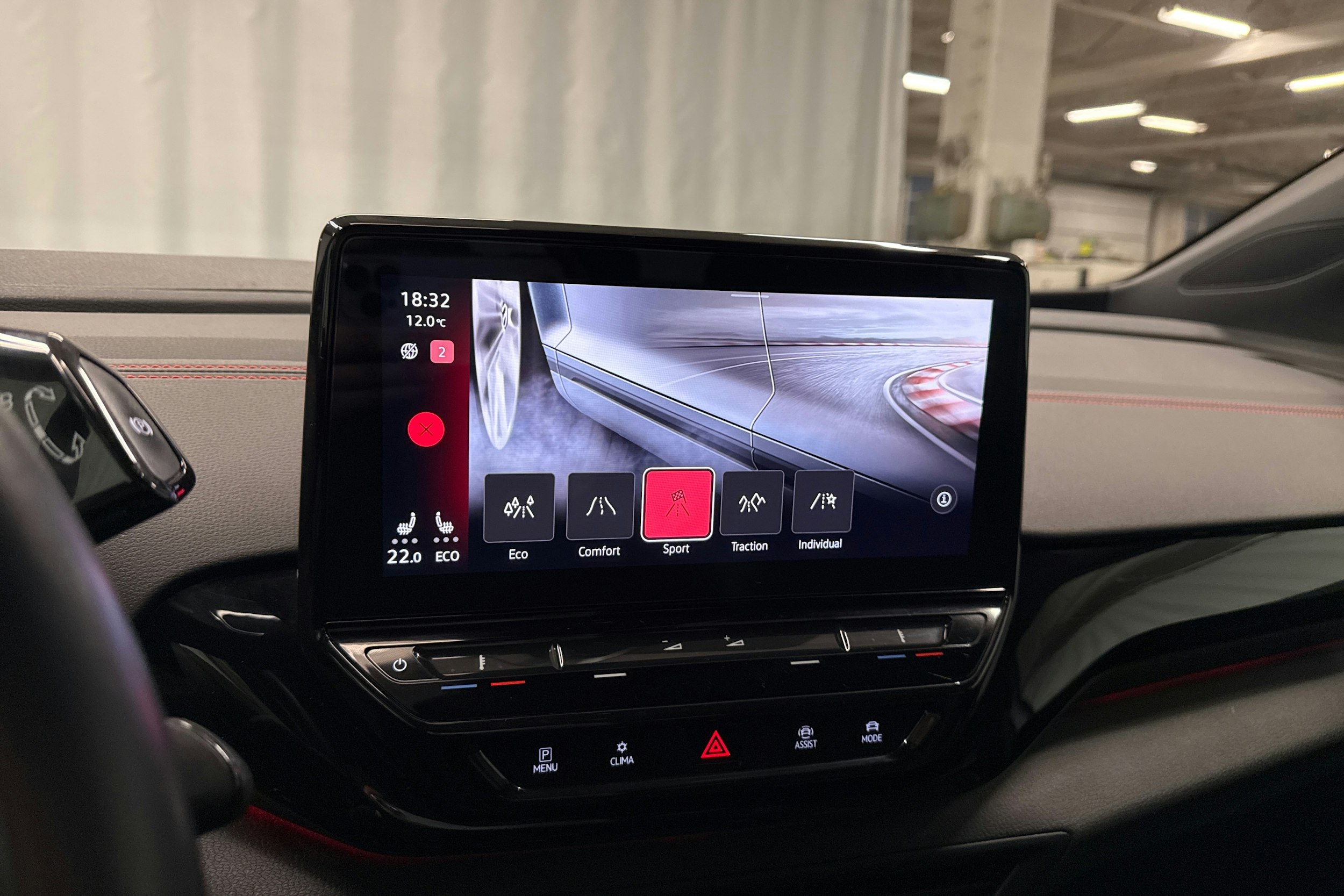 valkoinen Volkswagen ID.4 2023 kuva 16.