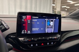 valkoinen Volkswagen ID.4 2023 kuva 18.