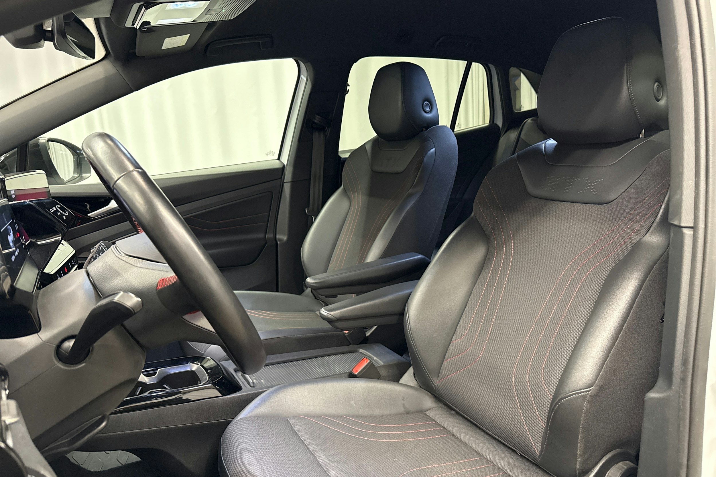 valkoinen Volkswagen ID.4 2023 kuva 23.