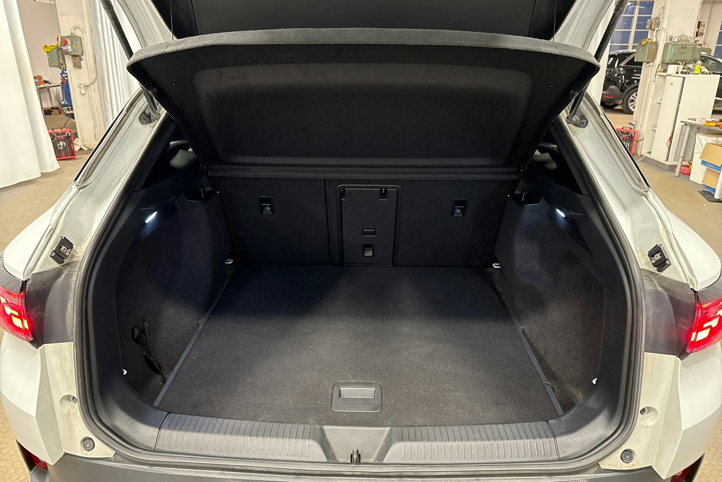 valkoinen Volkswagen ID.4 2023 kuva 24.