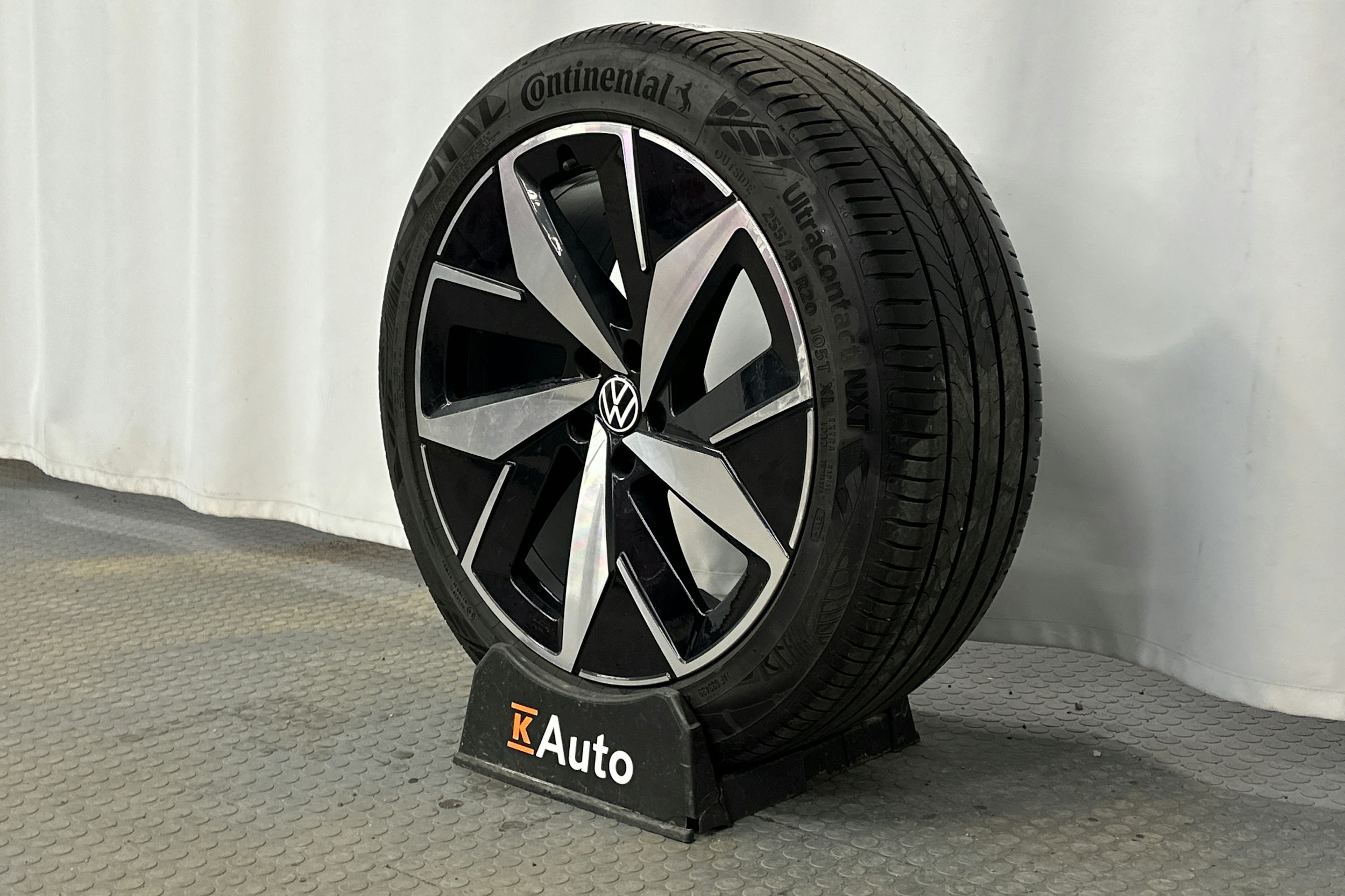 punainen Volkswagen ID.4 2022 kuva 13.