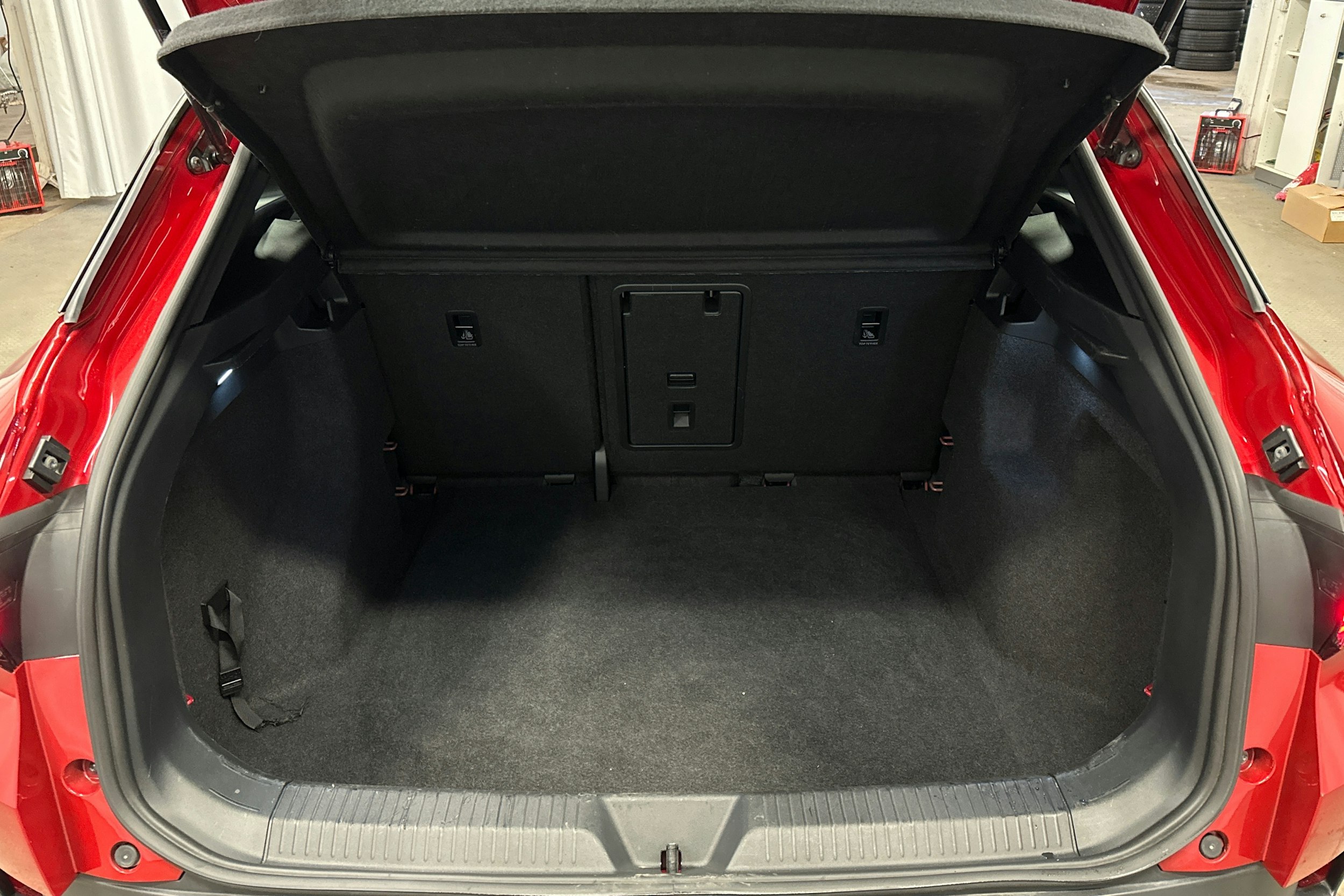 punainen Volkswagen ID.4 2022 kuva 14.