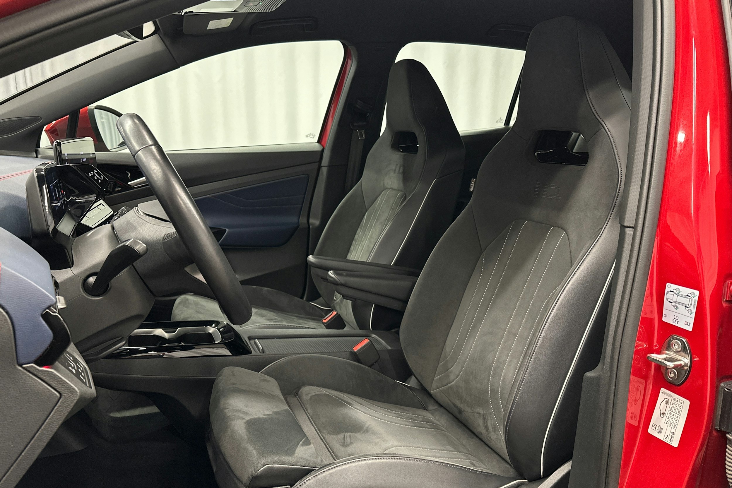 punainen Volkswagen ID.4 2022 kuva 15.