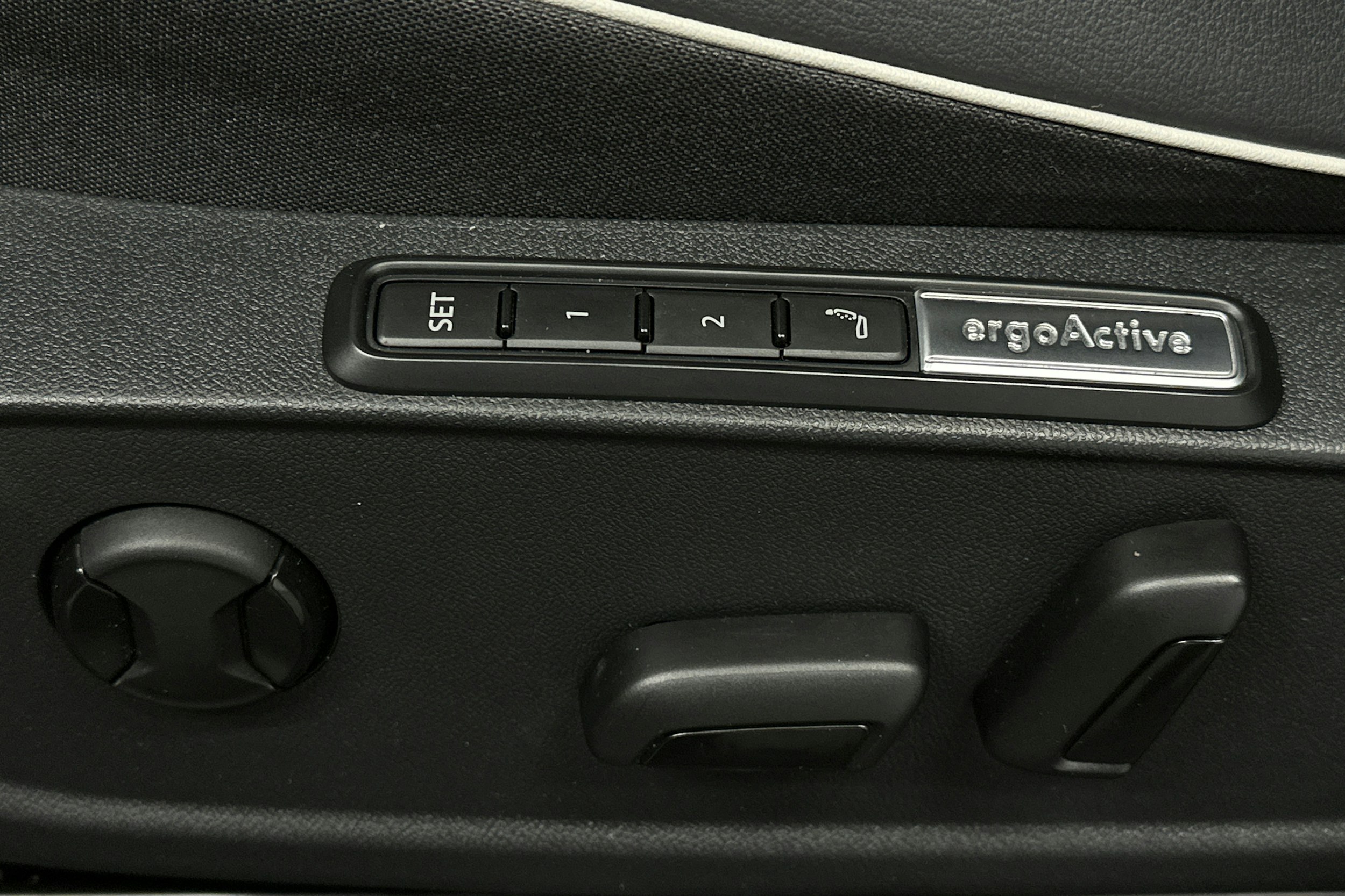 punainen Volkswagen ID.4 2022 kuva 16.