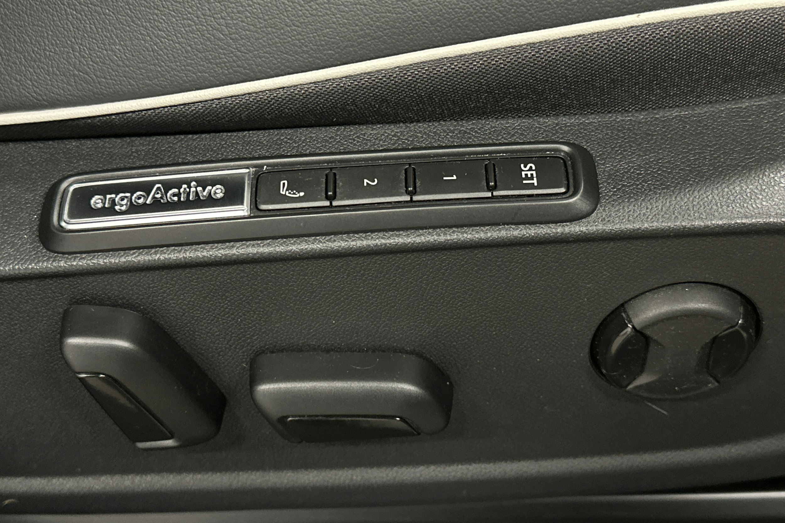 punainen Volkswagen ID.4 2022 kuva 17.