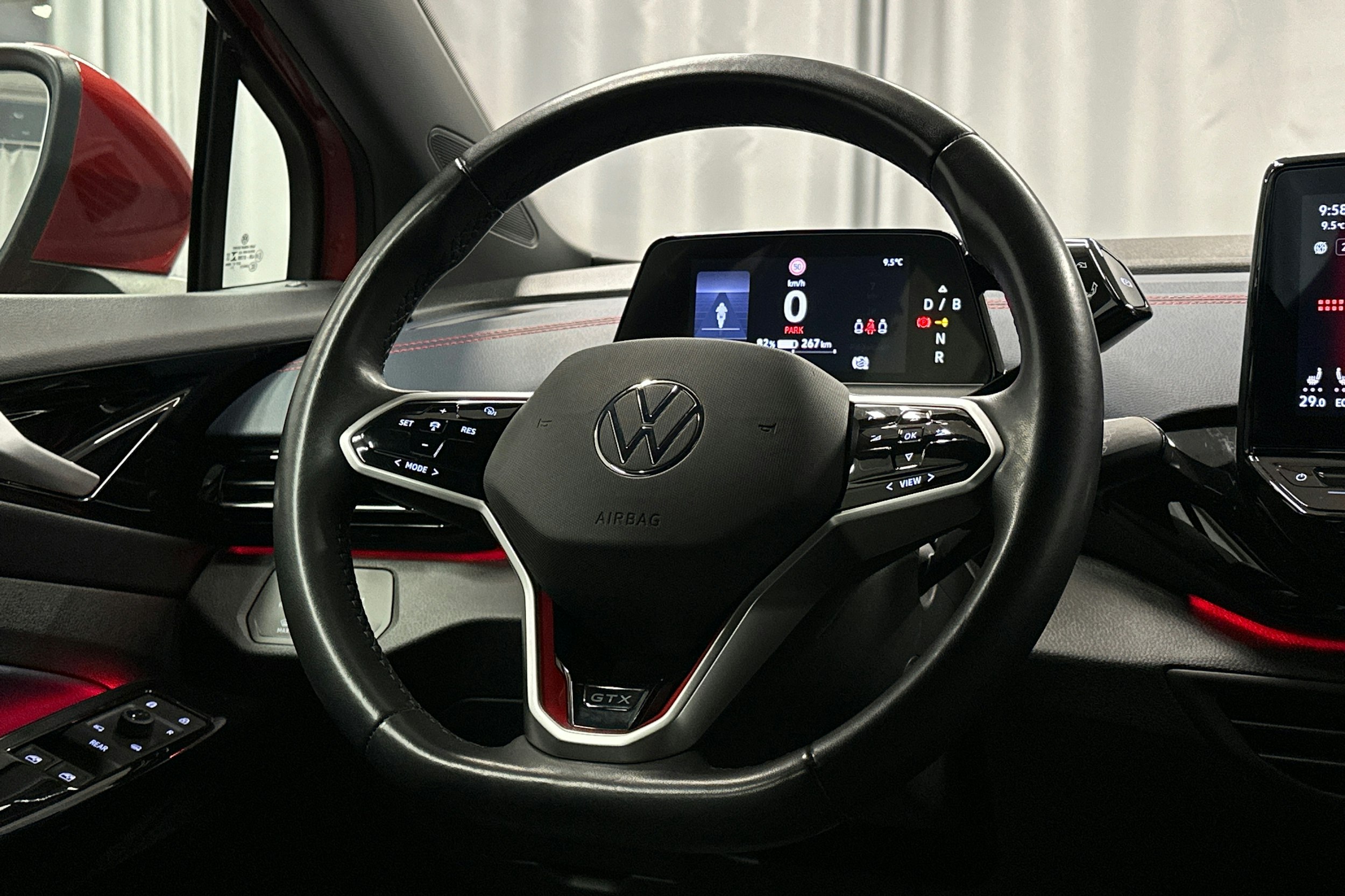 punainen Volkswagen ID.4 2022 kuva 18.