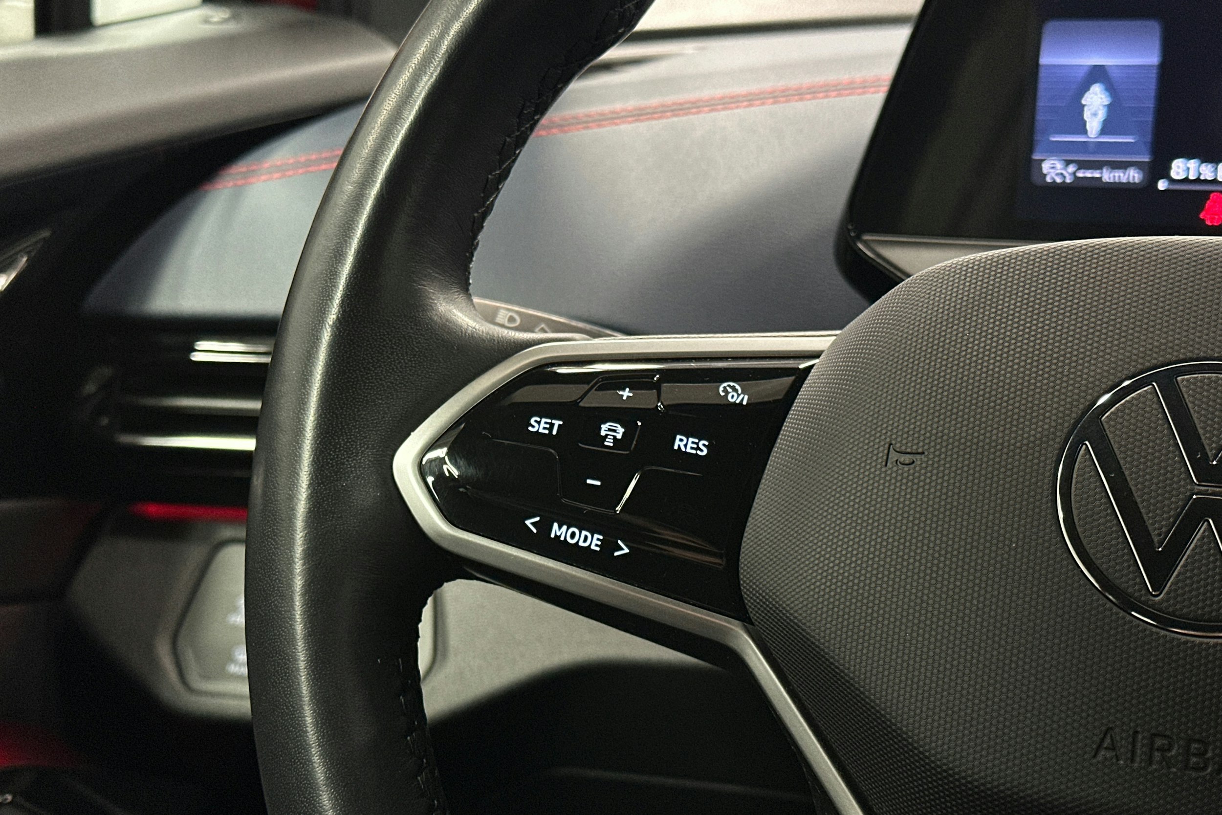 punainen Volkswagen ID.4 2022 kuva 19.