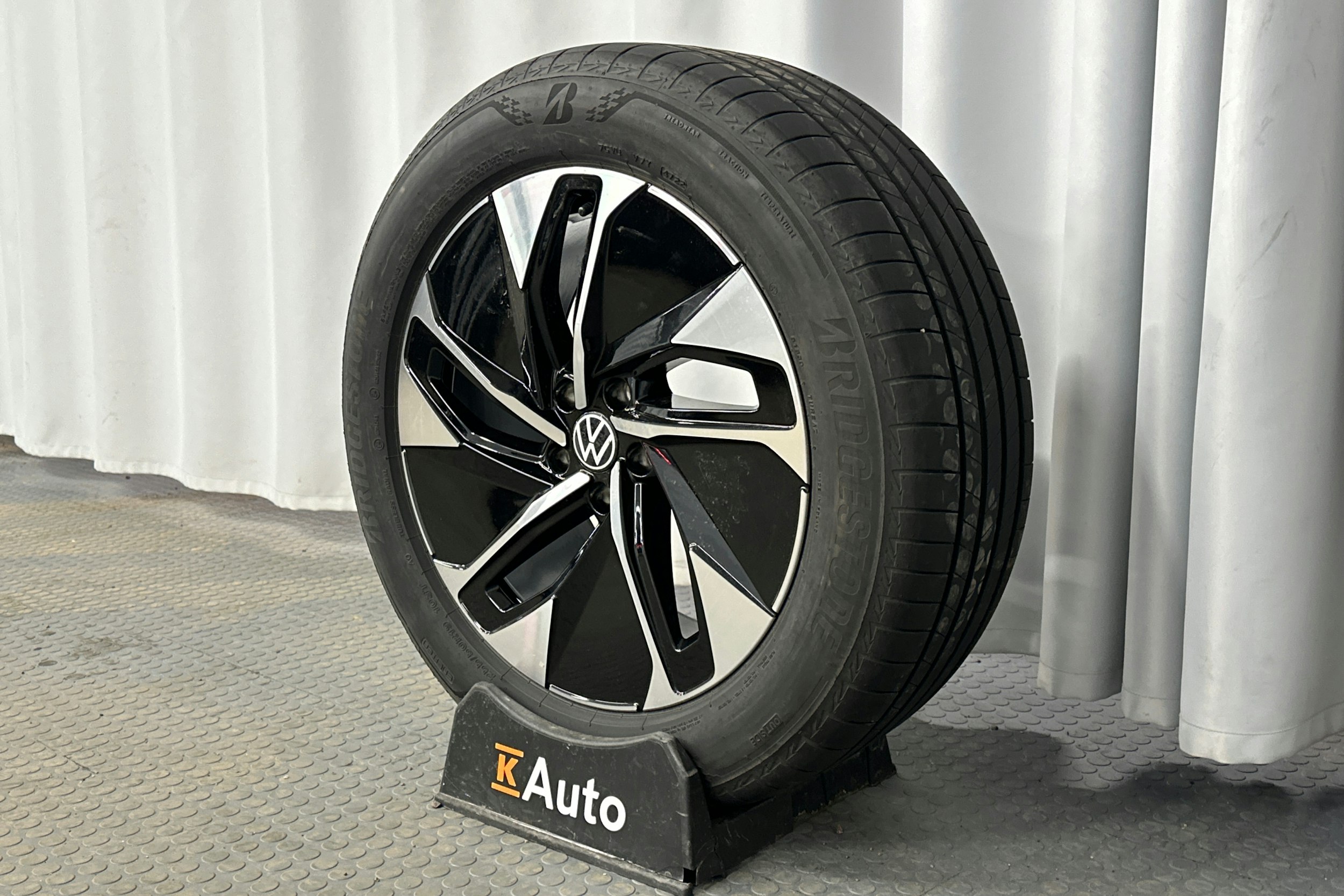 harmaa Volkswagen ID.4 2022 kuva 13.