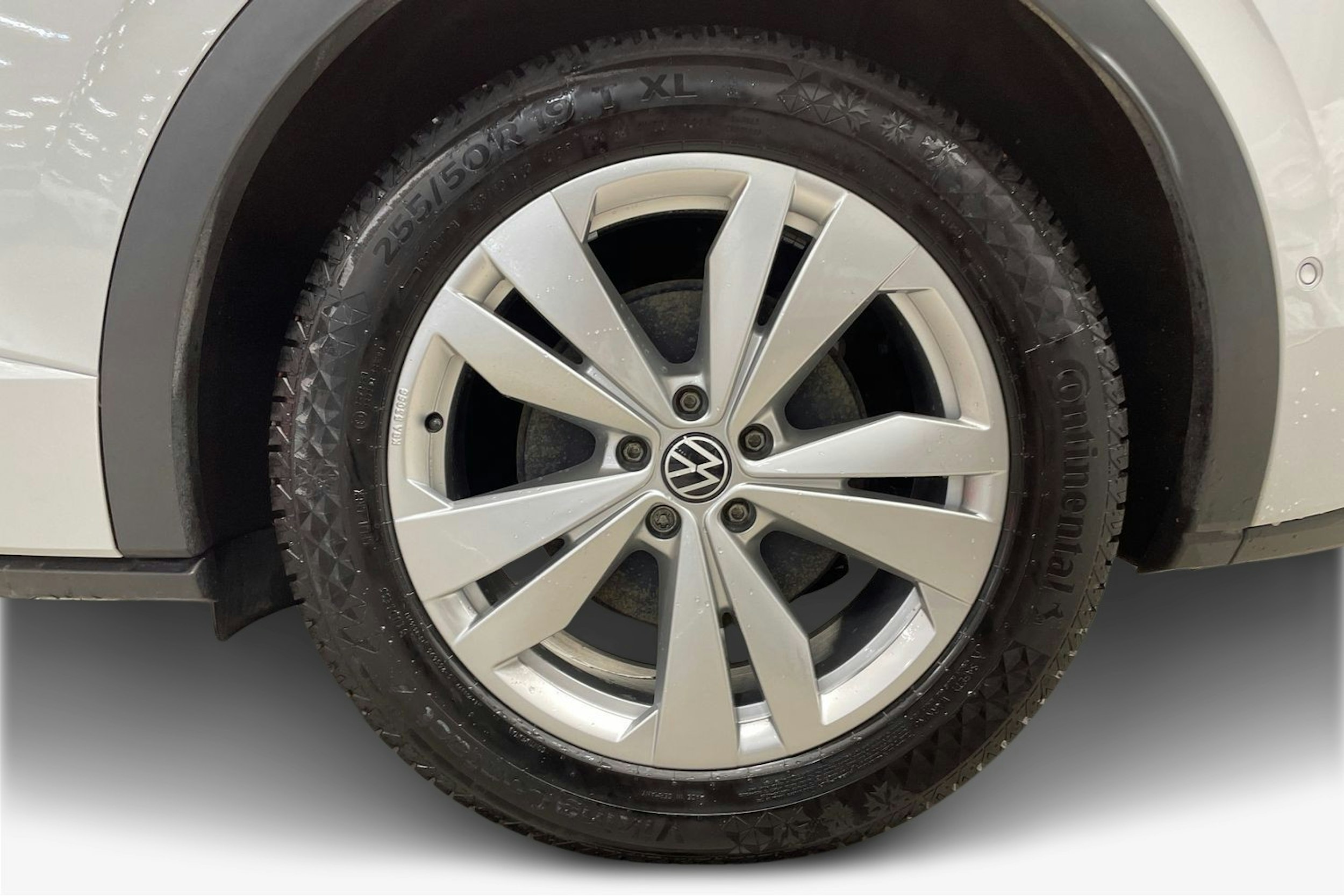 valkoinen Volkswagen ID.4 2022 kuva 11.