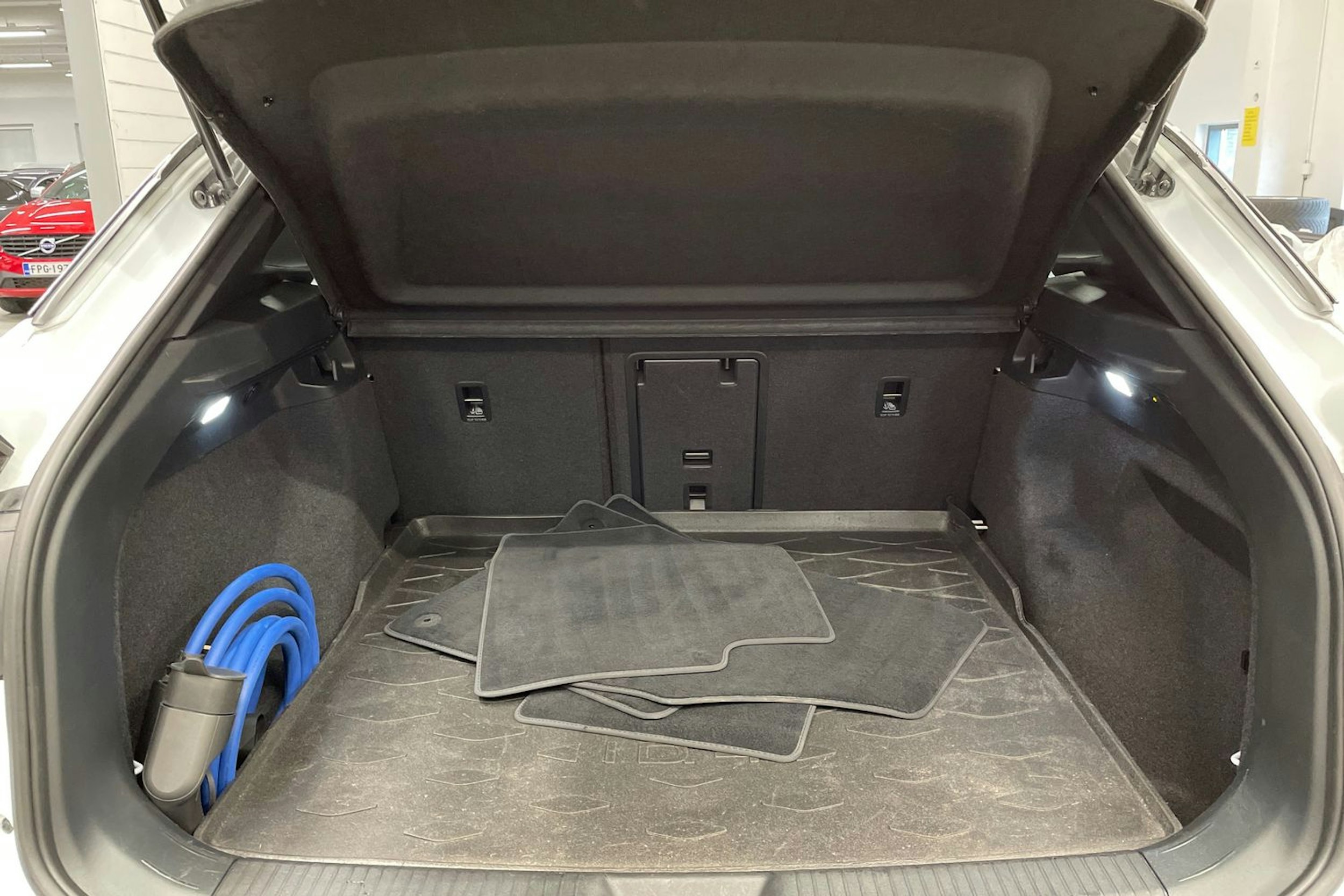 valkoinen Volkswagen ID.4 2022 kuva 15.