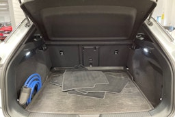 valkoinen Volkswagen ID.4 2022 kuva 15.