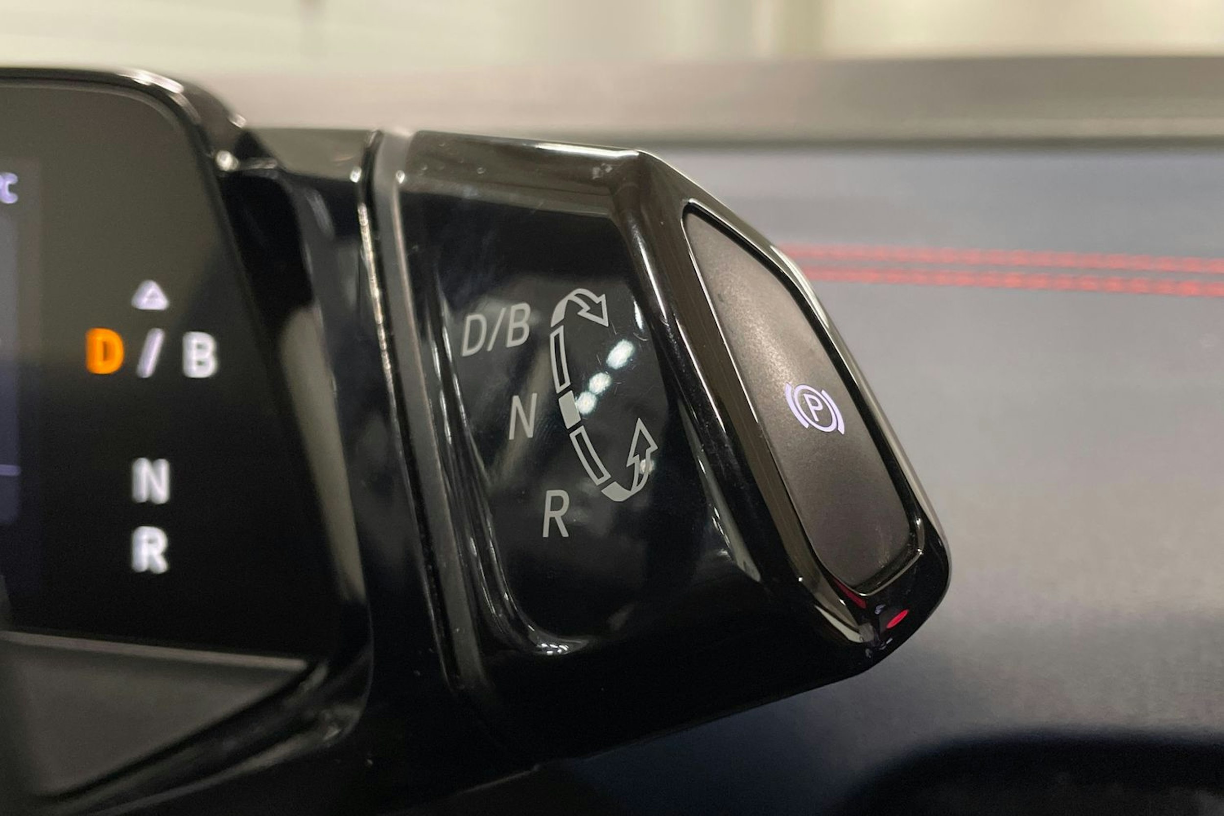 valkoinen Volkswagen ID.4 2022 kuva 18.