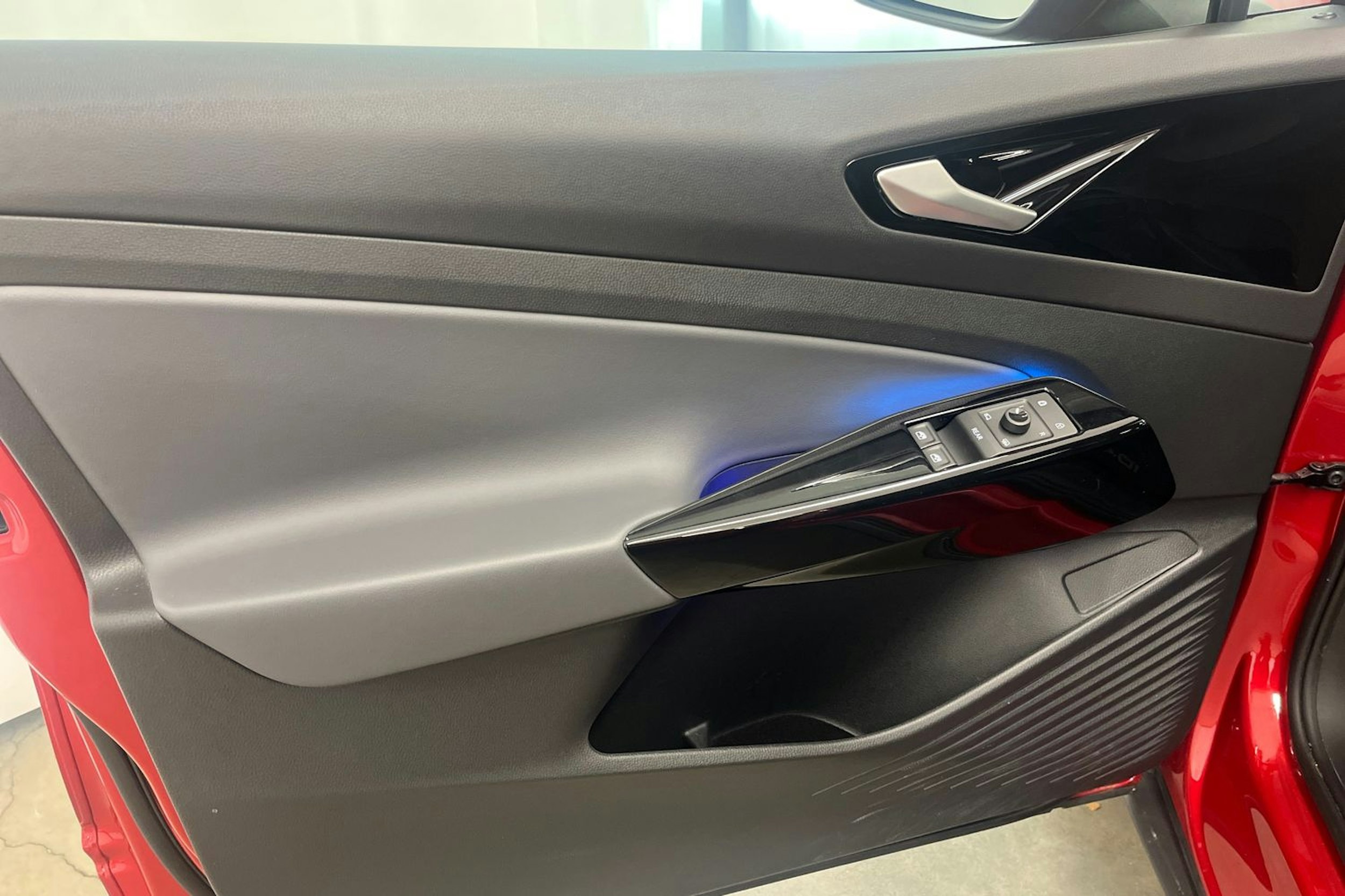 punainen Volkswagen ID.4 2022 kuva 14.