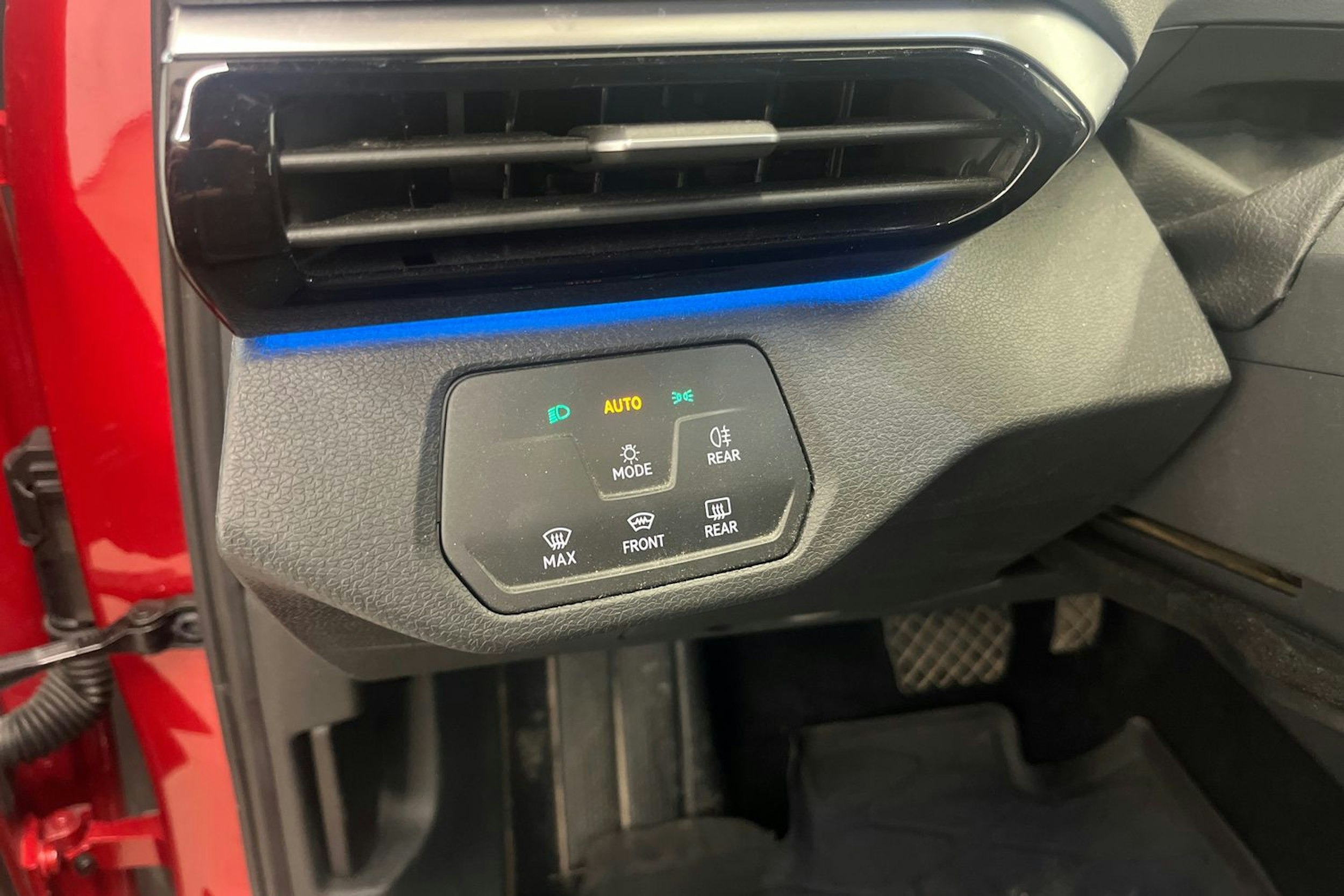 punainen Volkswagen ID.4 2022 kuva 15.