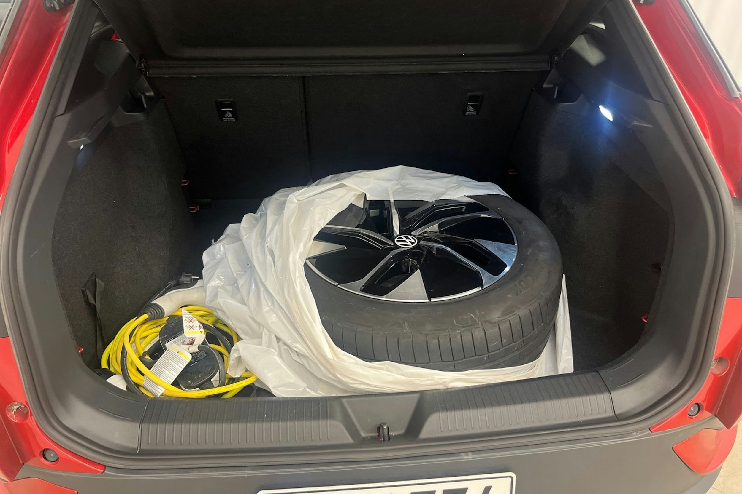 punainen Volkswagen ID.4 2022 kuva 22.