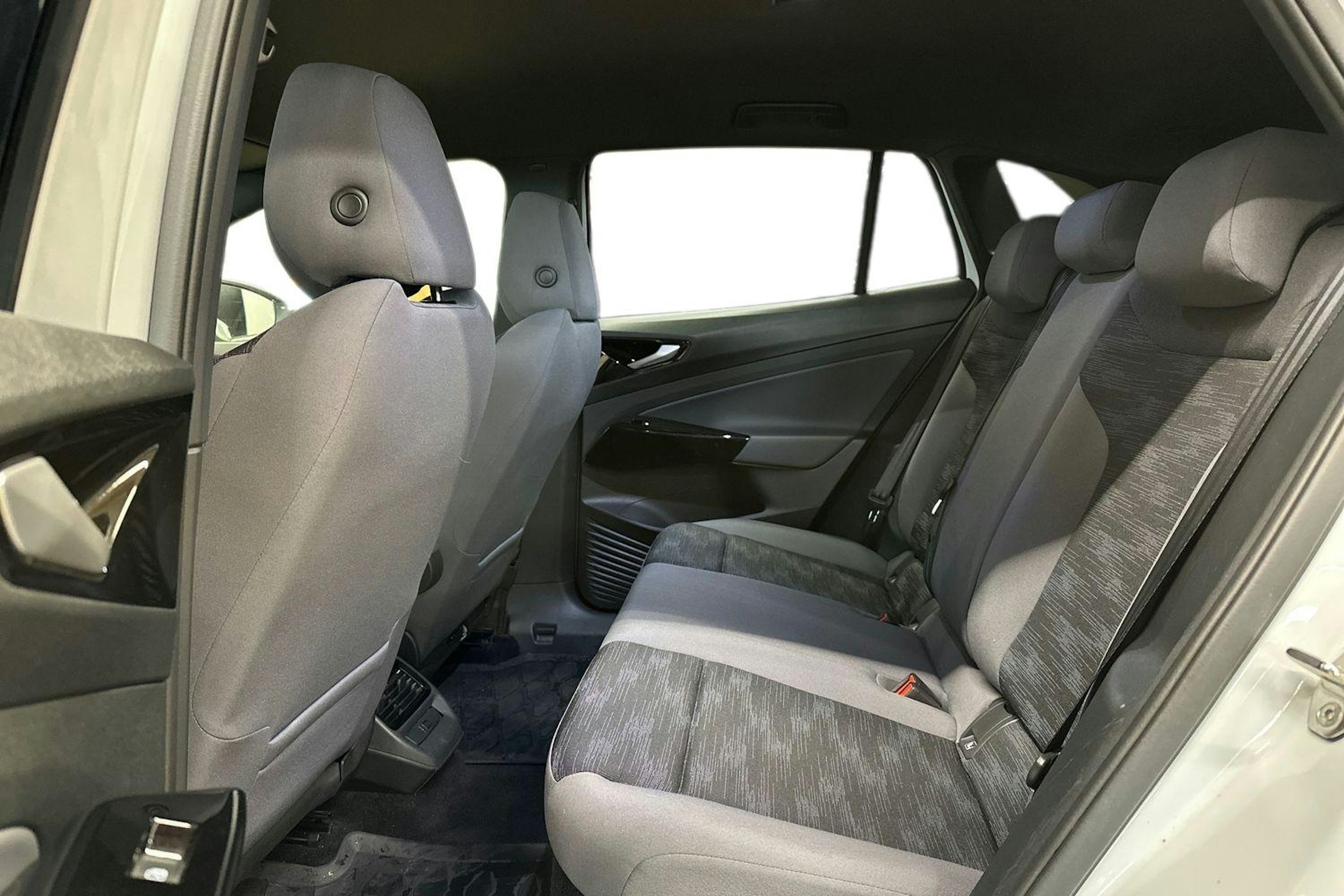 valkoinen Volkswagen ID.4 2022 kuva 10.