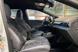 valkoinen Volkswagen ID.4 2022 kuva 14.