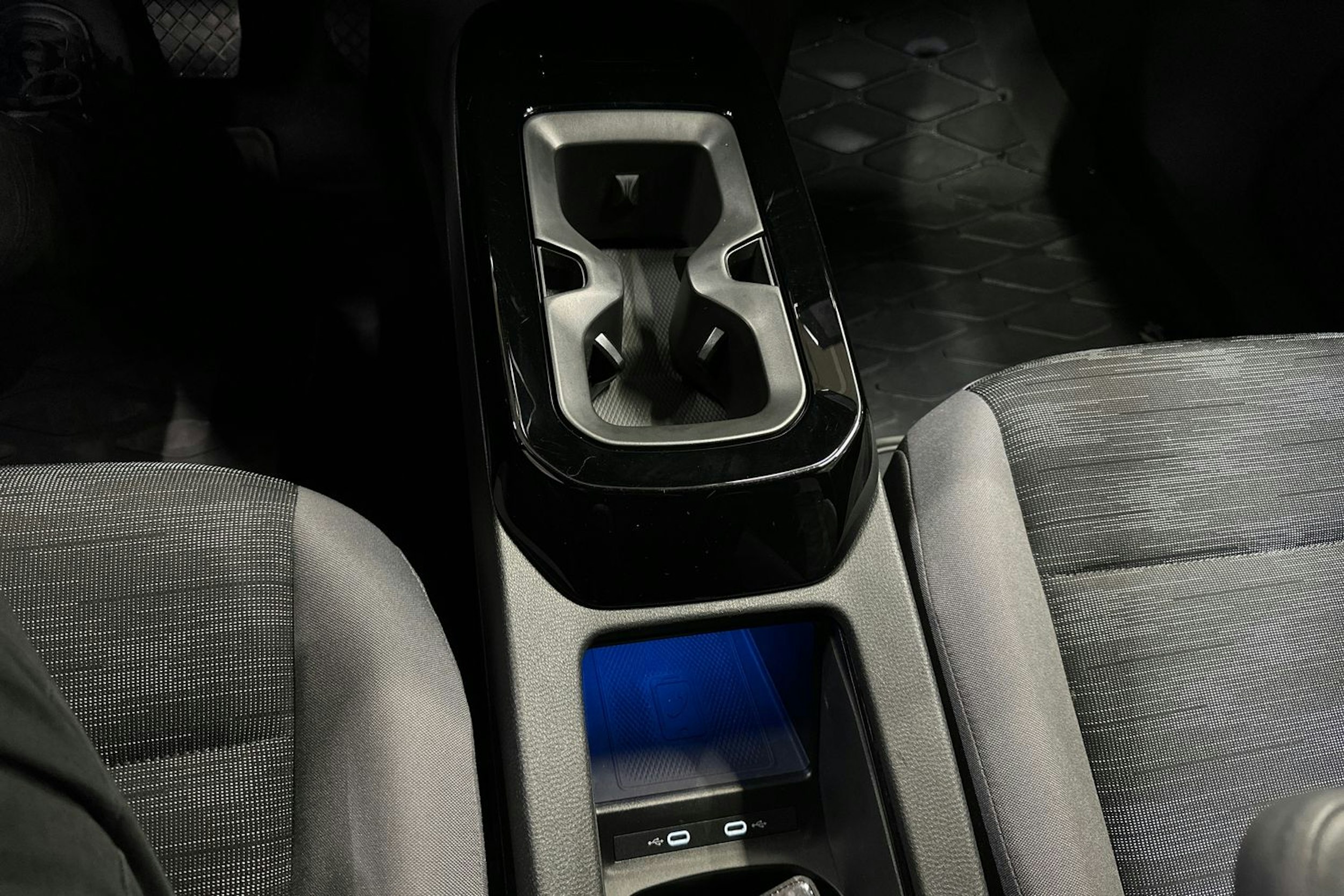 valkoinen Volkswagen ID.4 2022 kuva 21.