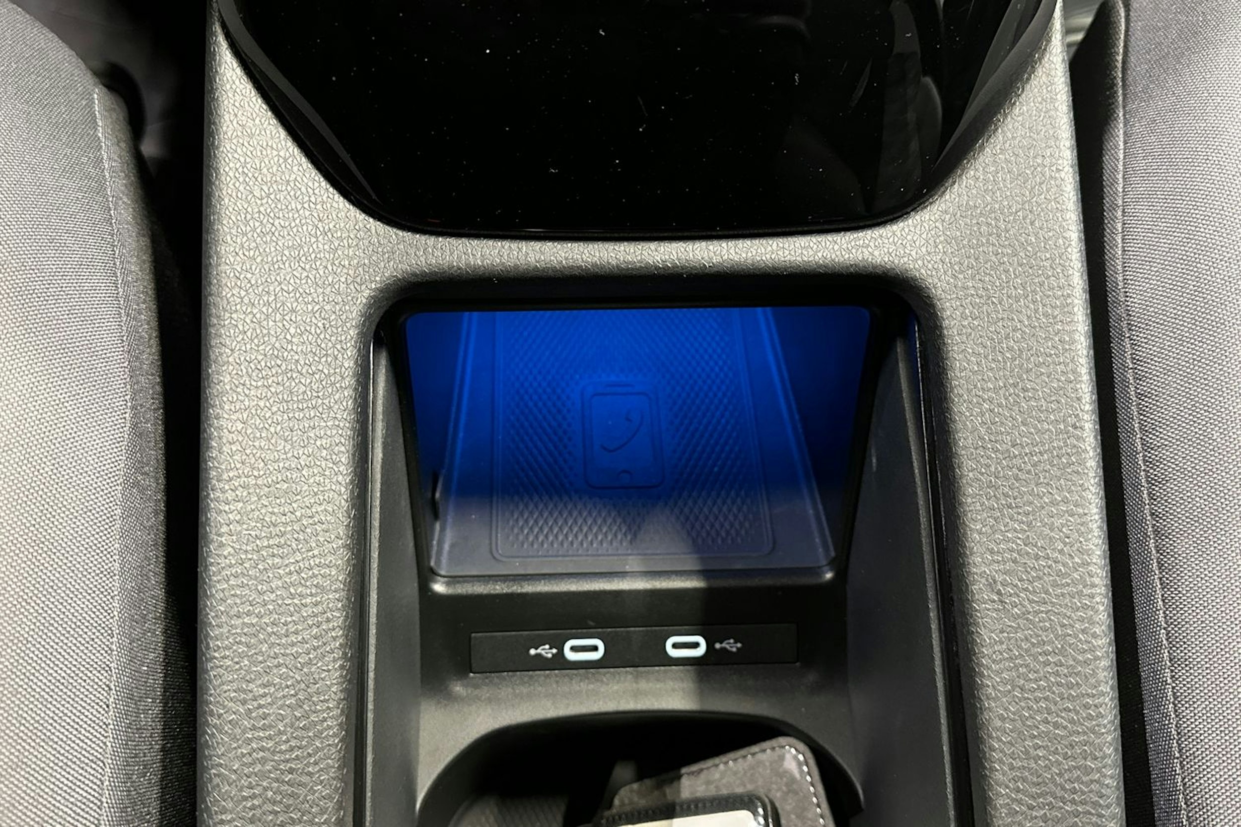 valkoinen Volkswagen ID.4 2022 kuva 22.