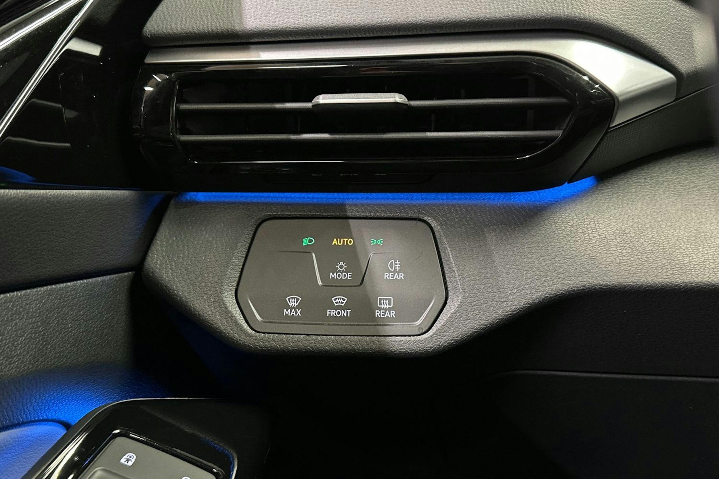 valkoinen Volkswagen ID.4 2022 kuva 26.