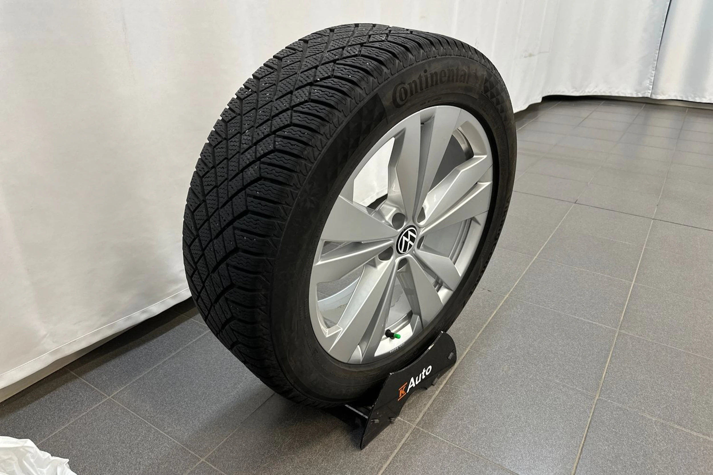 harmaa Volkswagen ID.4 2022 kuva 10.